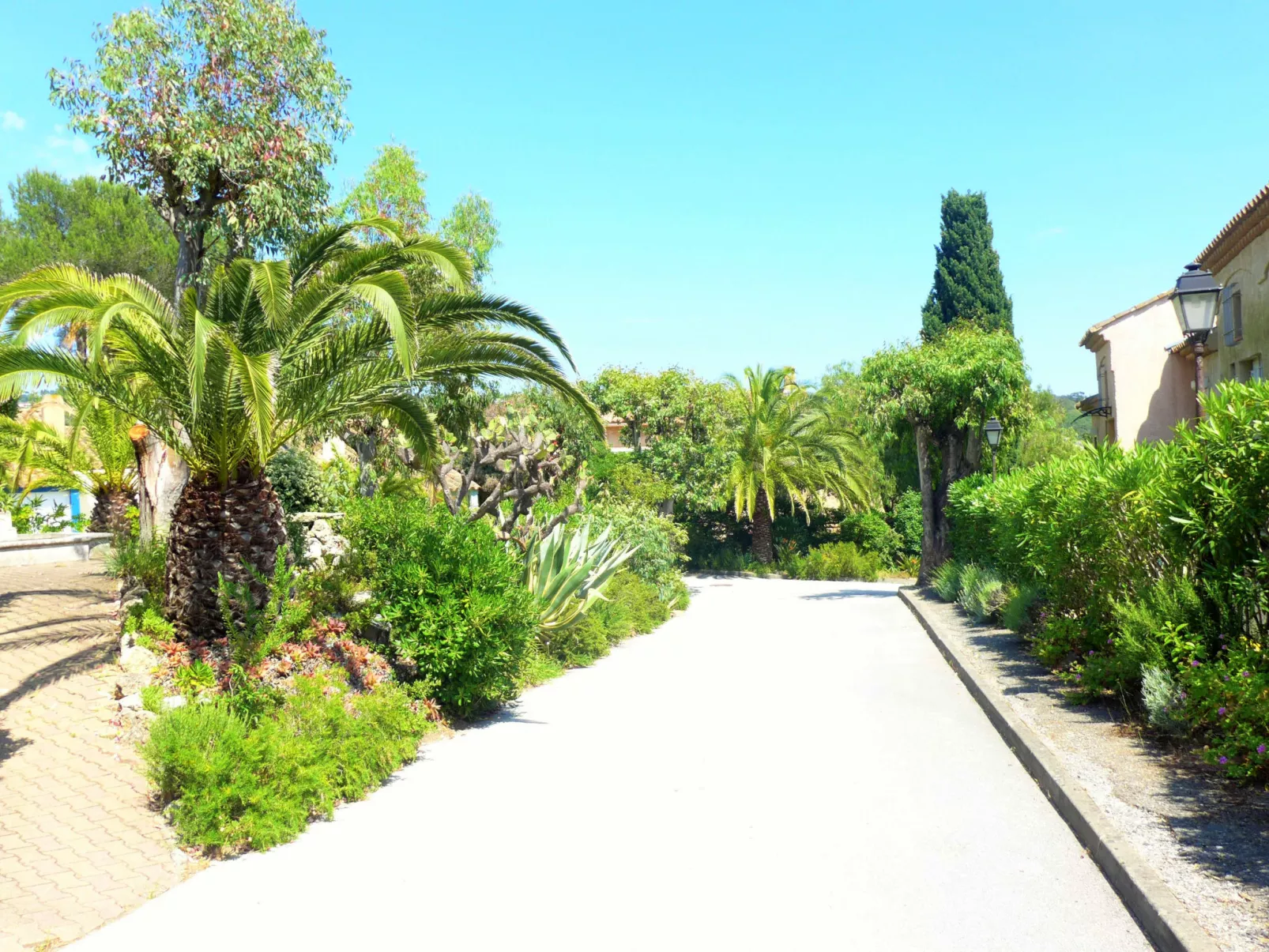Les Mas du Sud-Outside