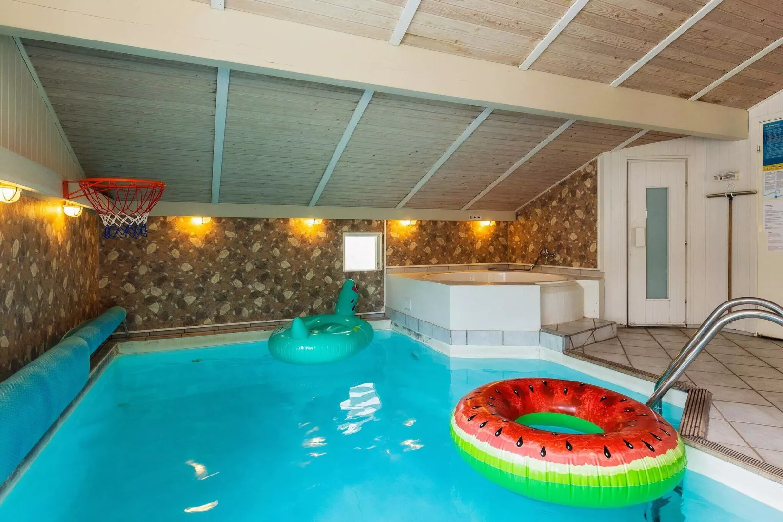 10 person holiday home in Humble-Pool