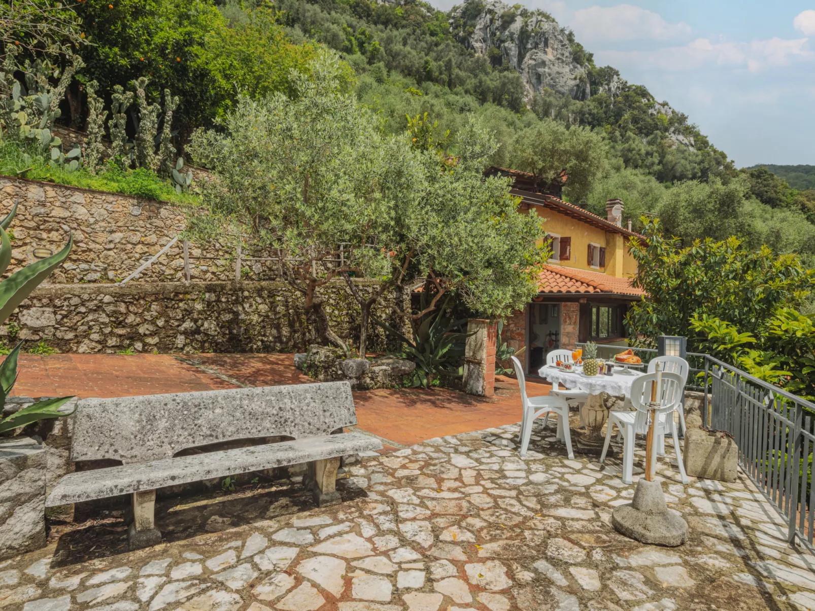 La Grotta-Outside