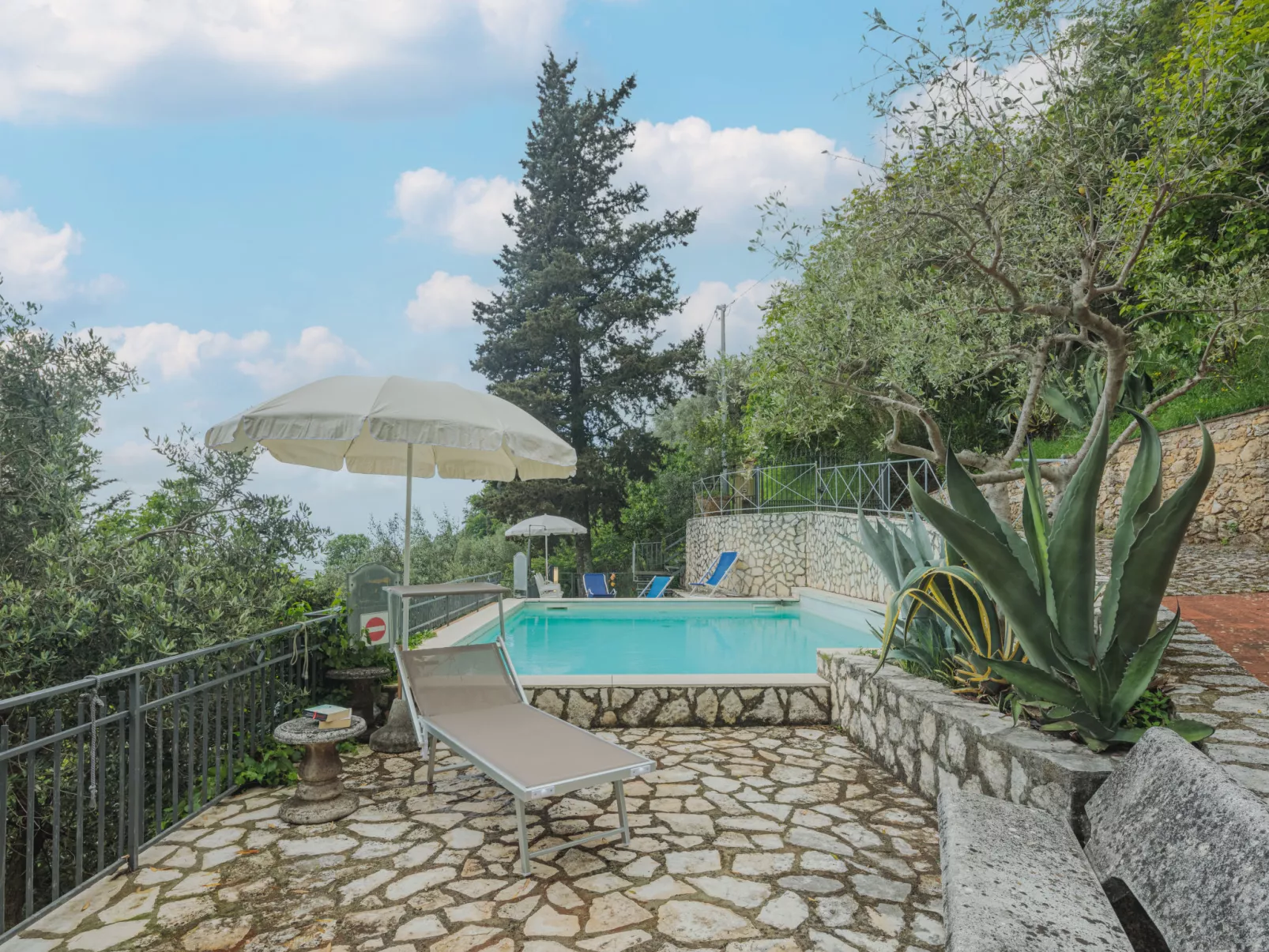 La Grotta-Outside
