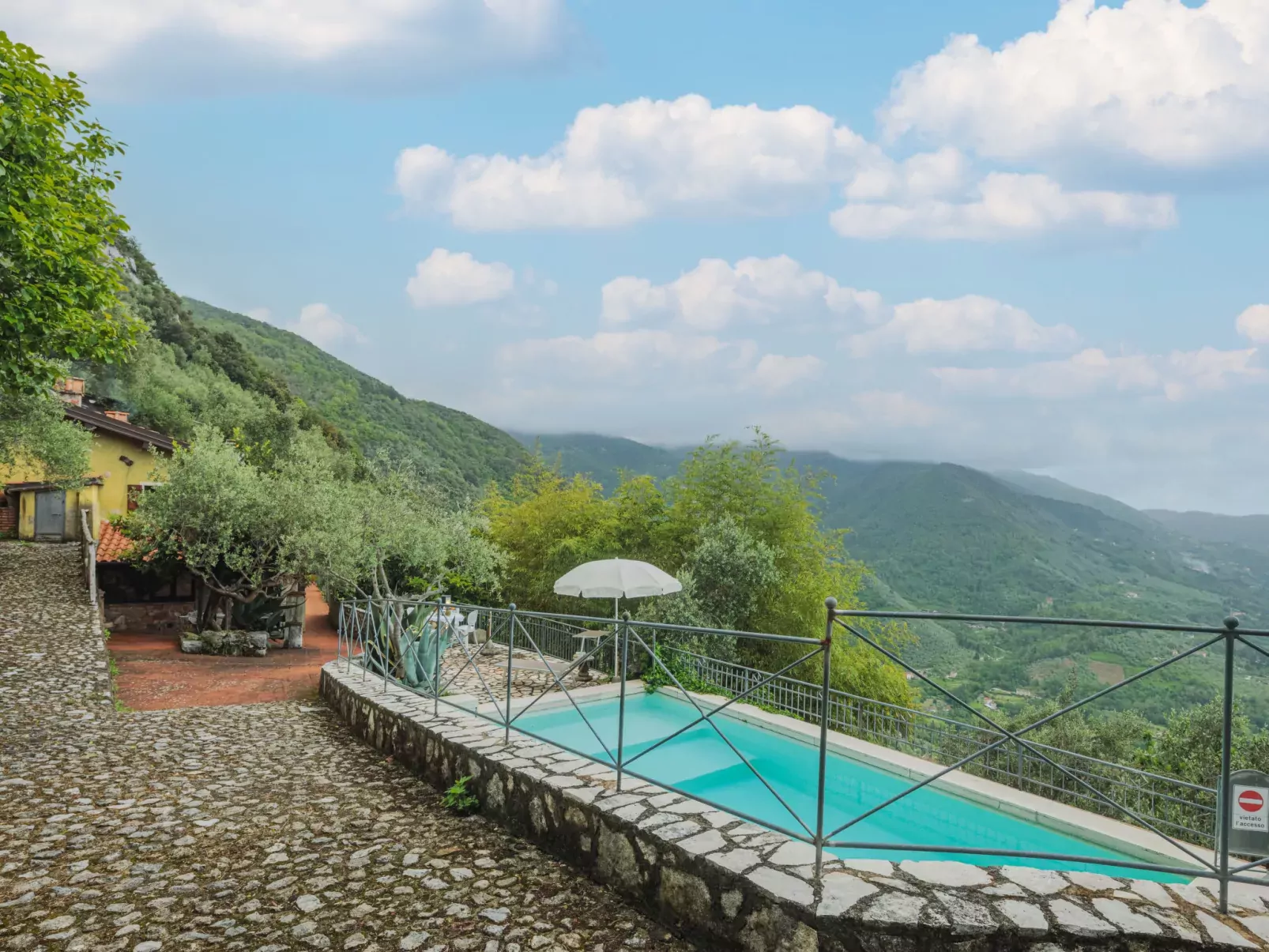 La Grotta-Outside