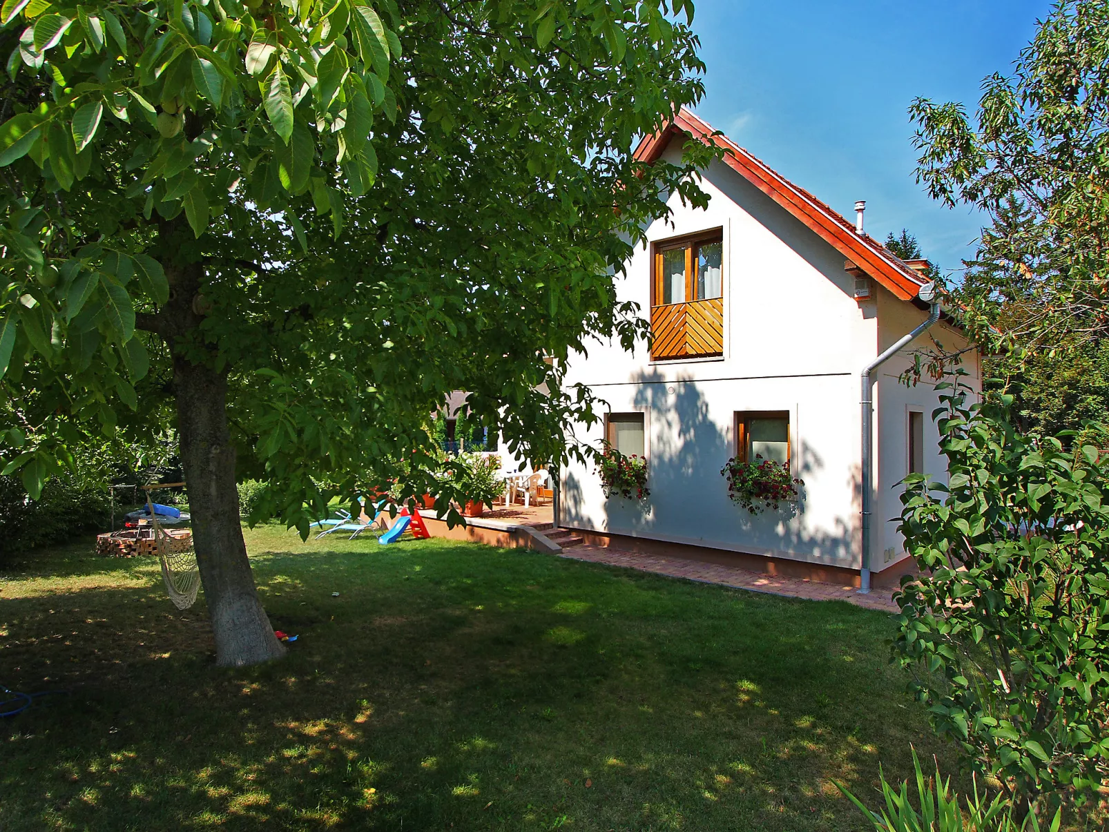 Juglans 1-Outside