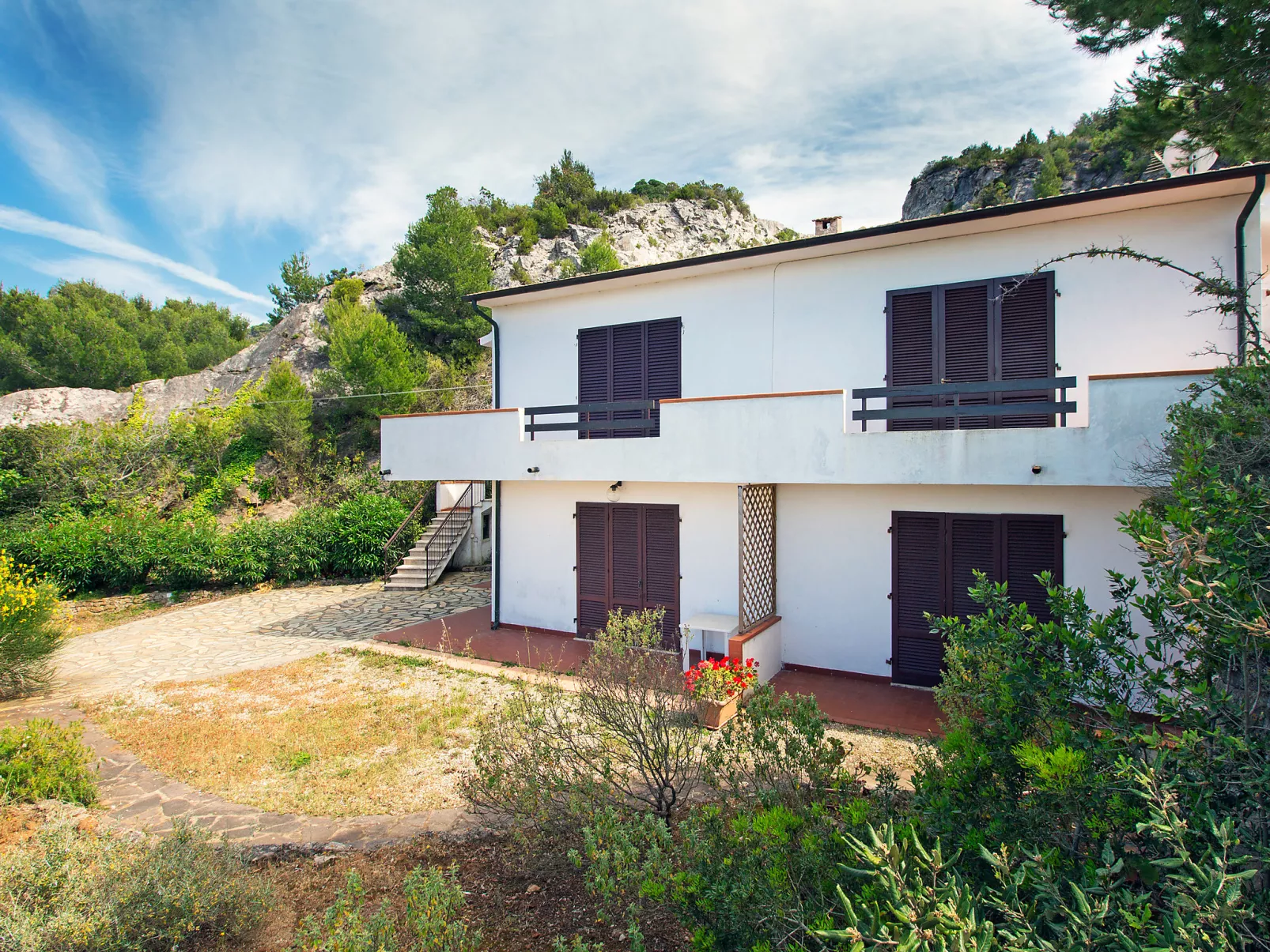 La Roccia-Outside