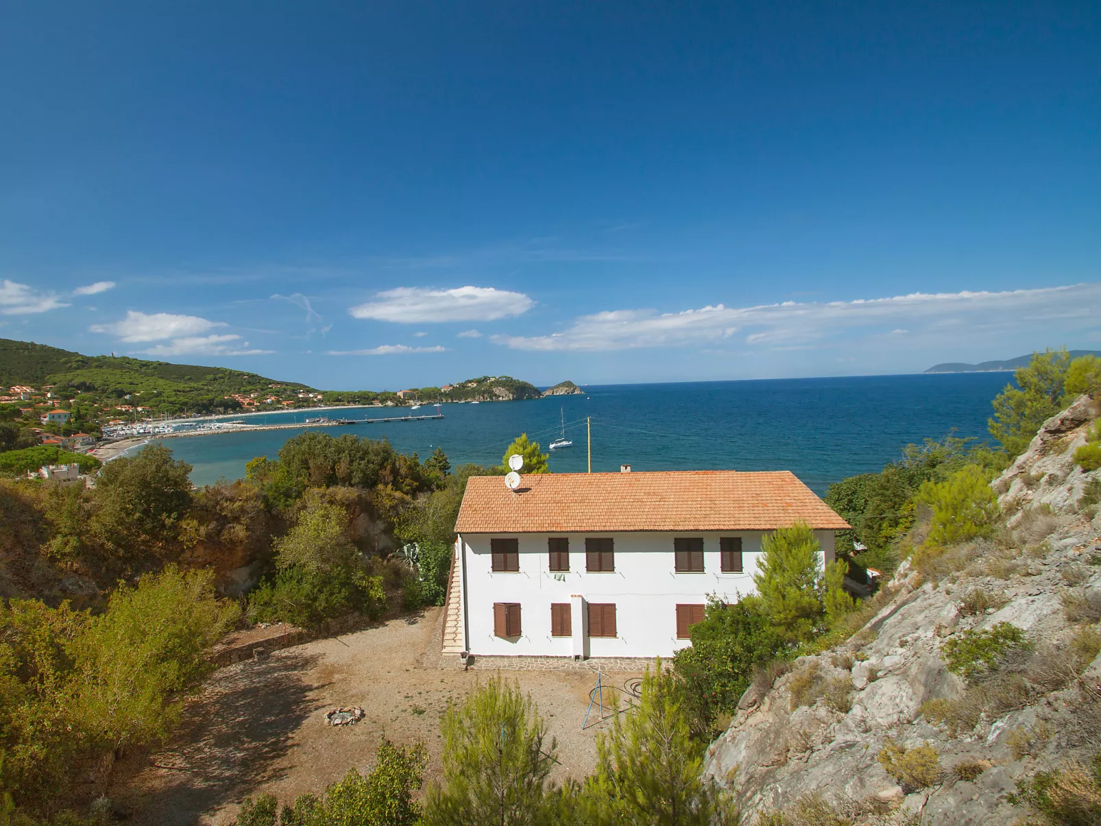 La Roccia-Outside