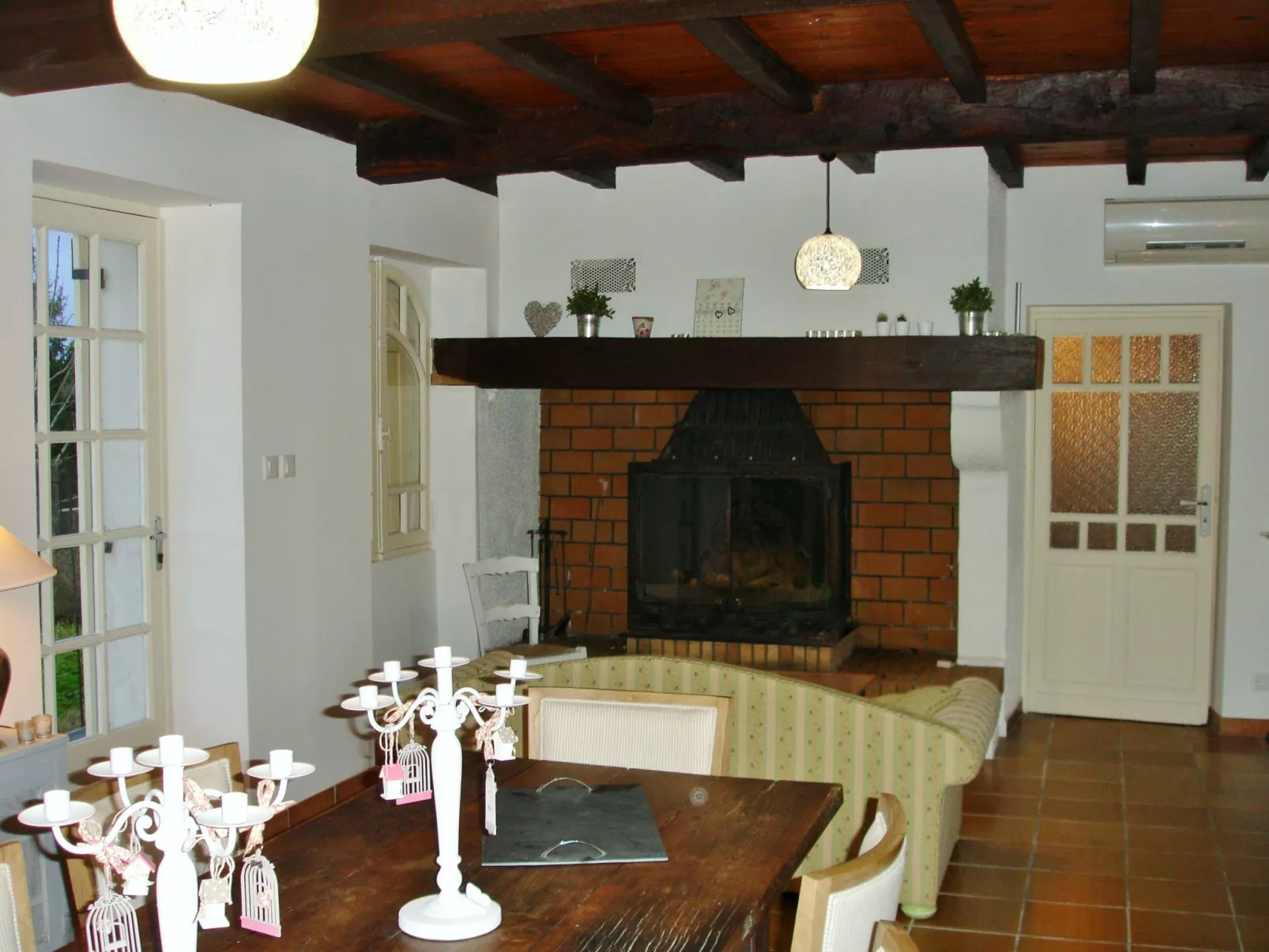 Aucéloun-Inside