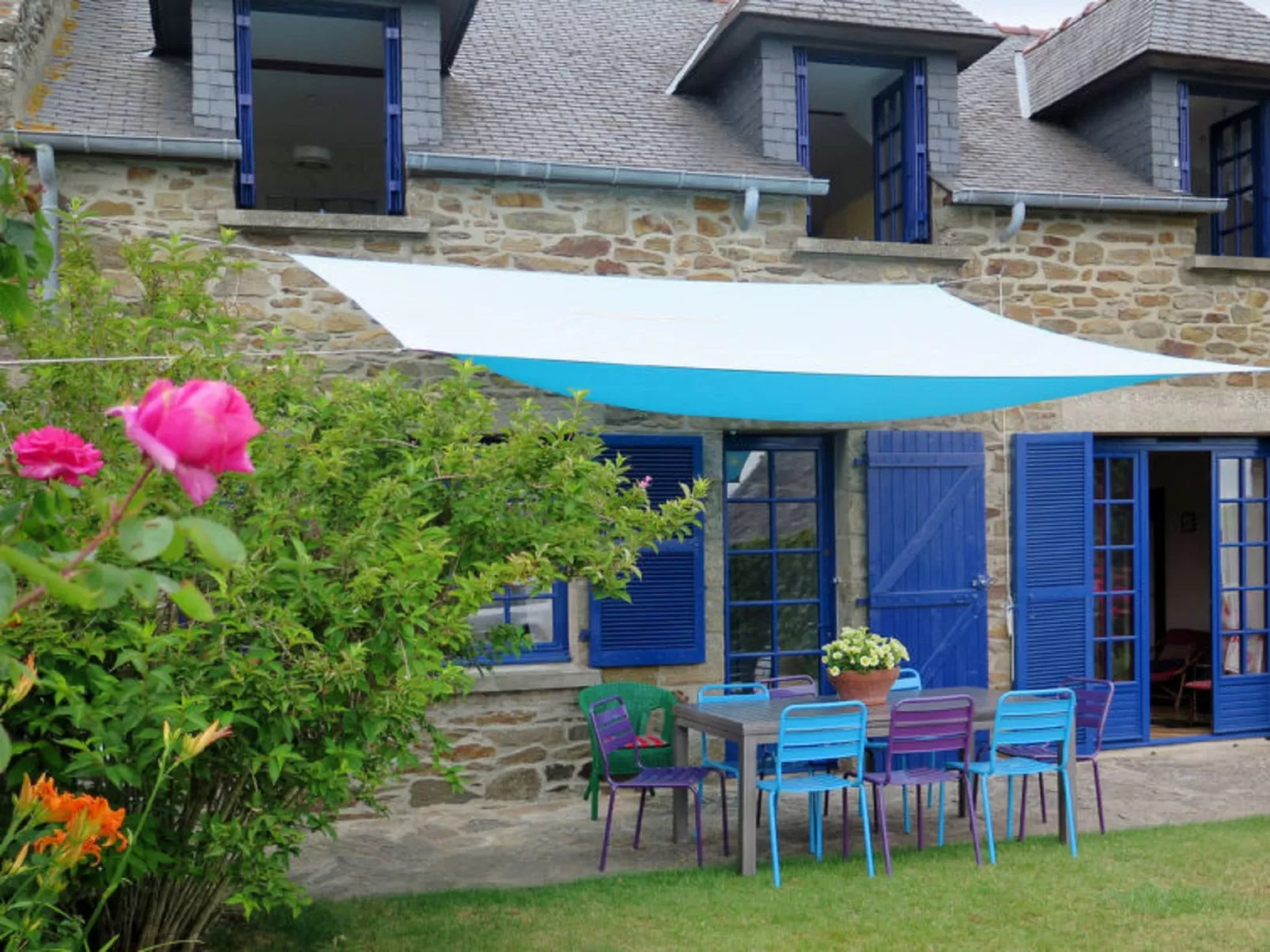 La maison bleue-Outside