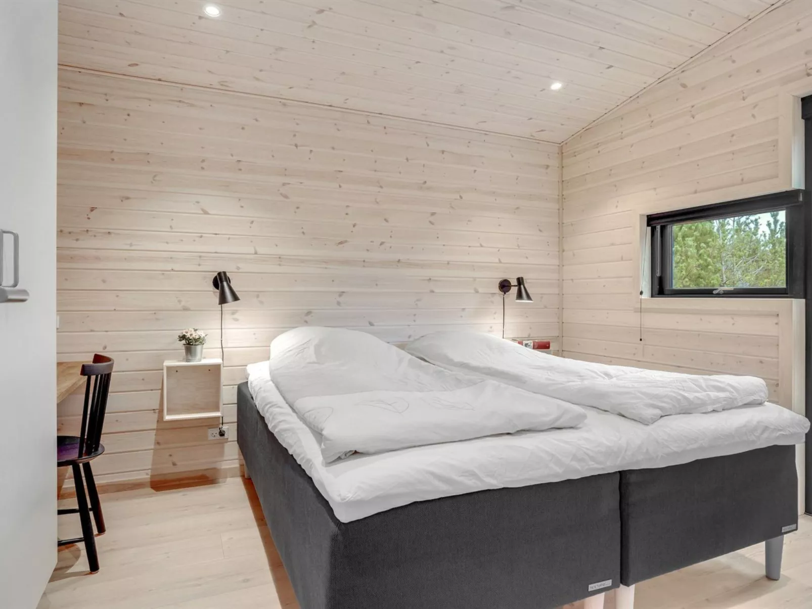 "Gunnor" - 1.3km from the sea-Inside