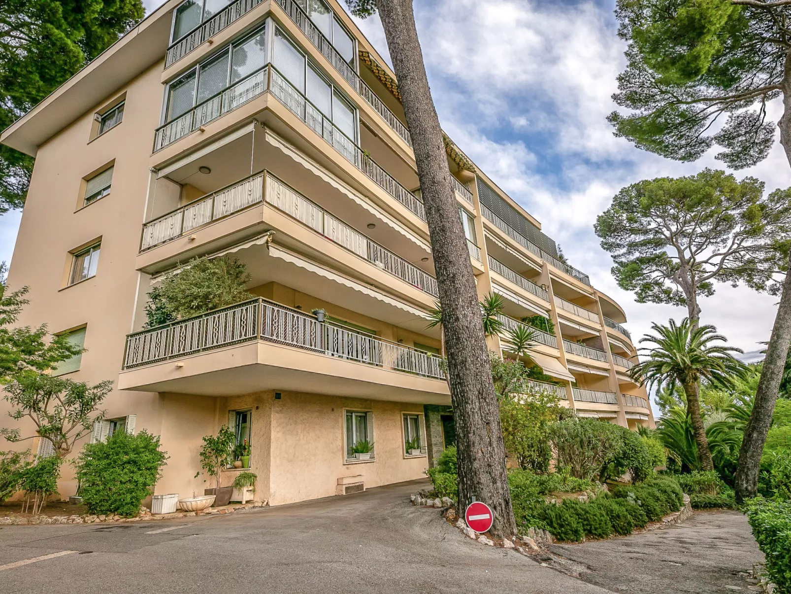 Les Pins D'Alep-Outside