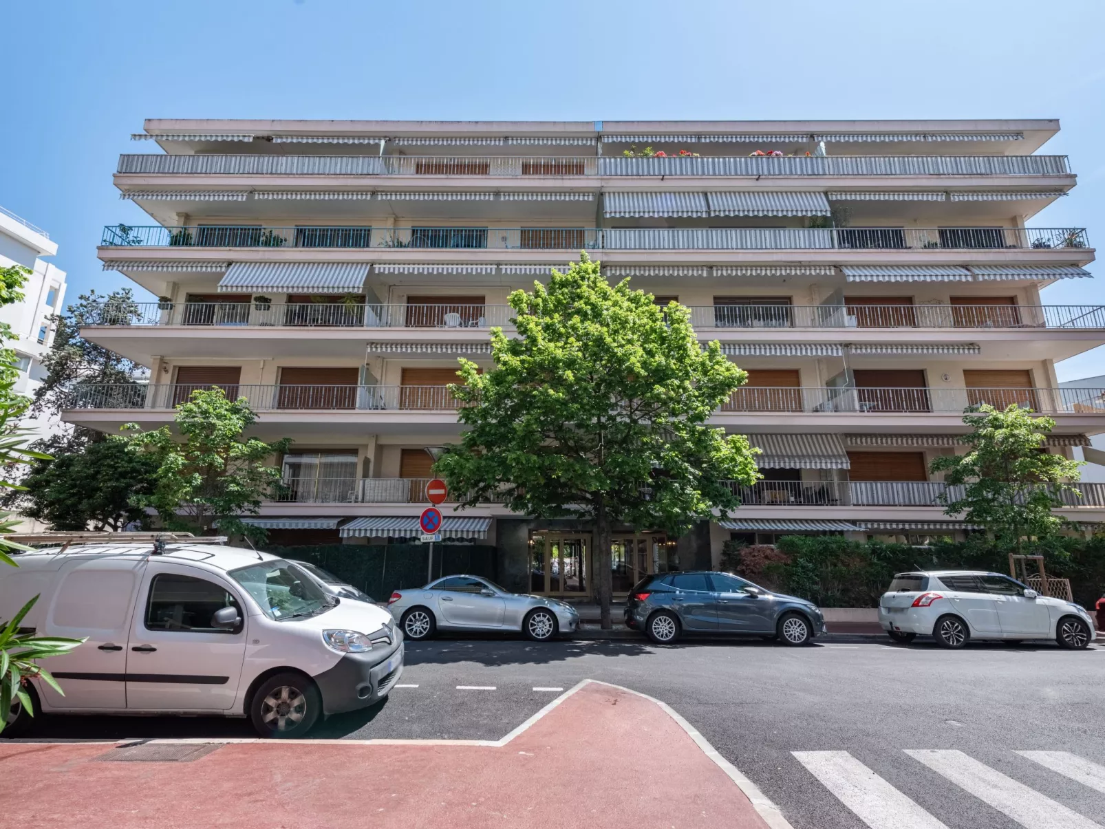 Le Valencia-Outside