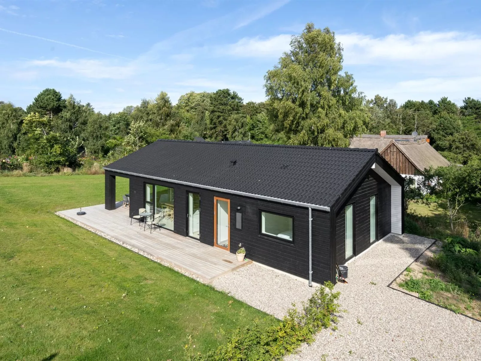 "Jord" - 1.4km from the sea-Outside