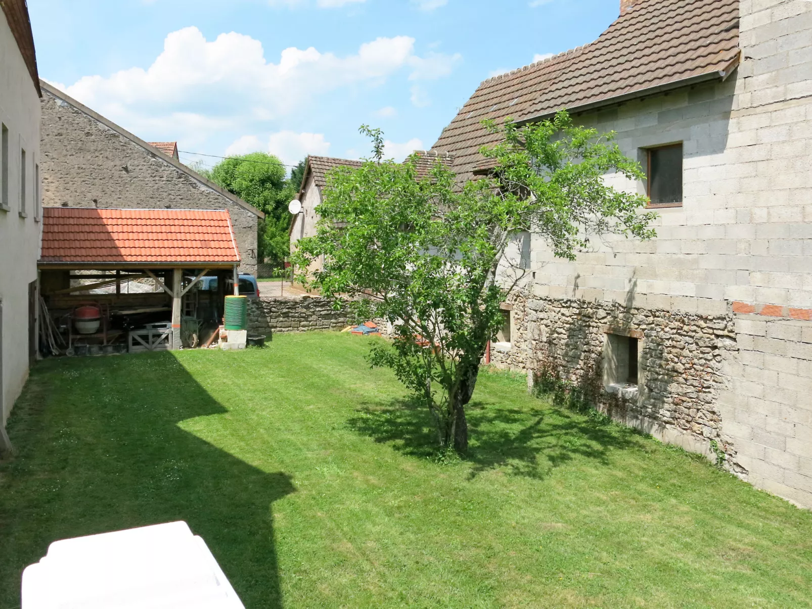 Le Noyer-Outside