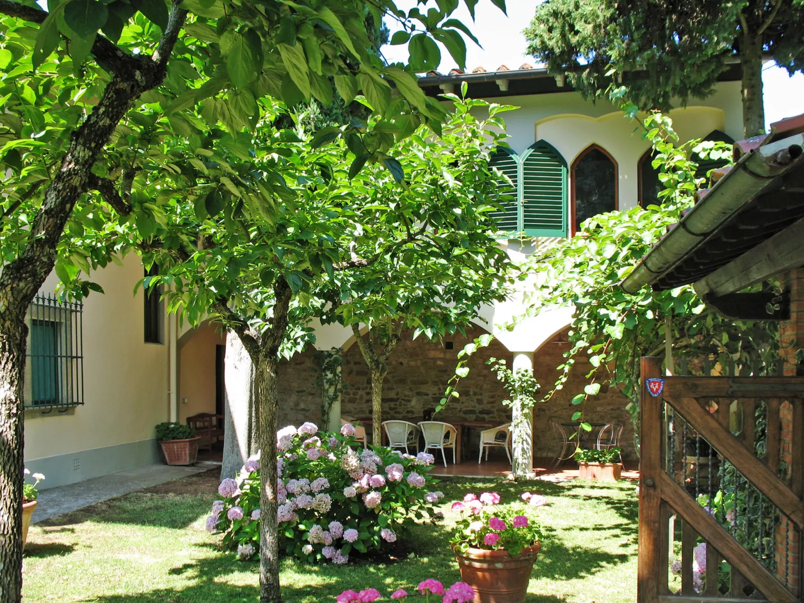 Borgo Castagnoli-Outside