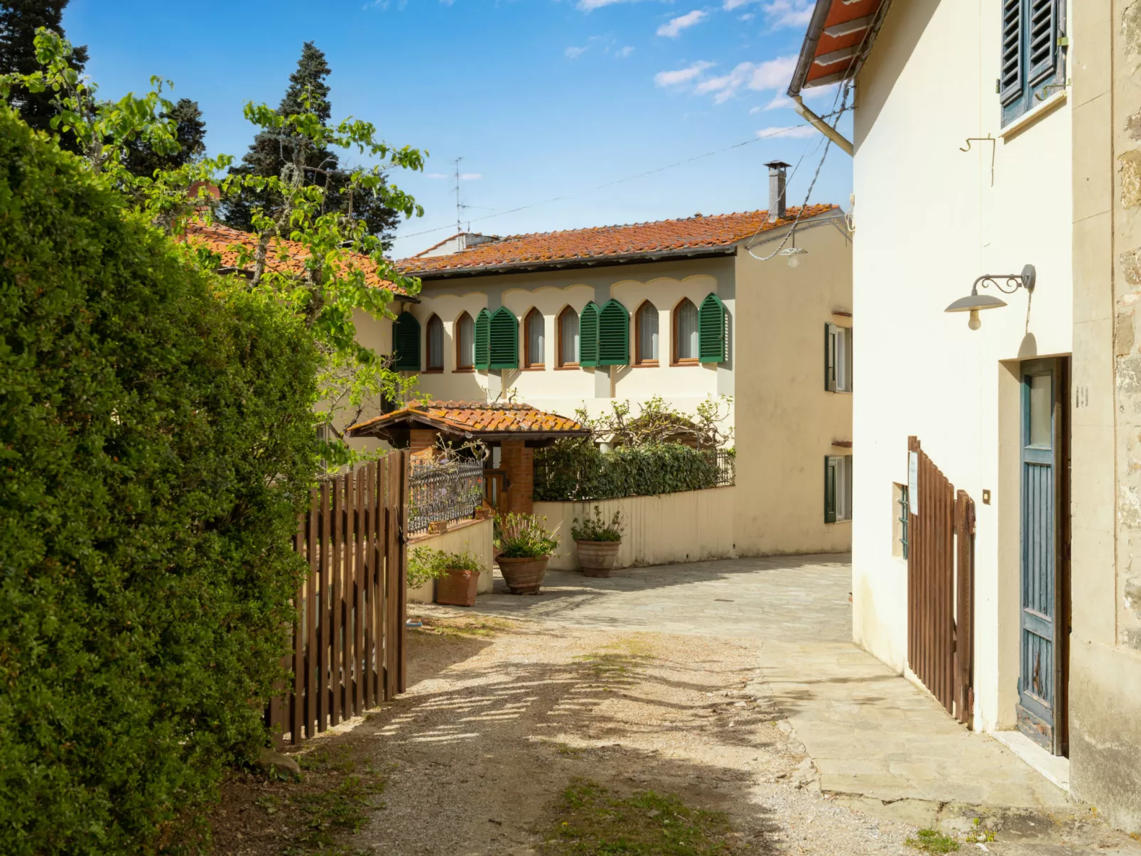 Borgo Castagnoli-Outside