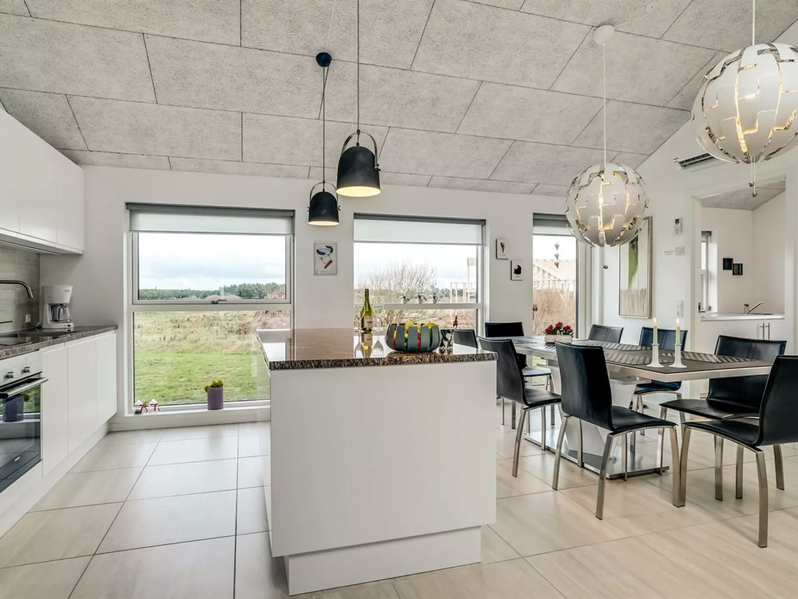 "Eveline" - 1.5km from the sea-Inside