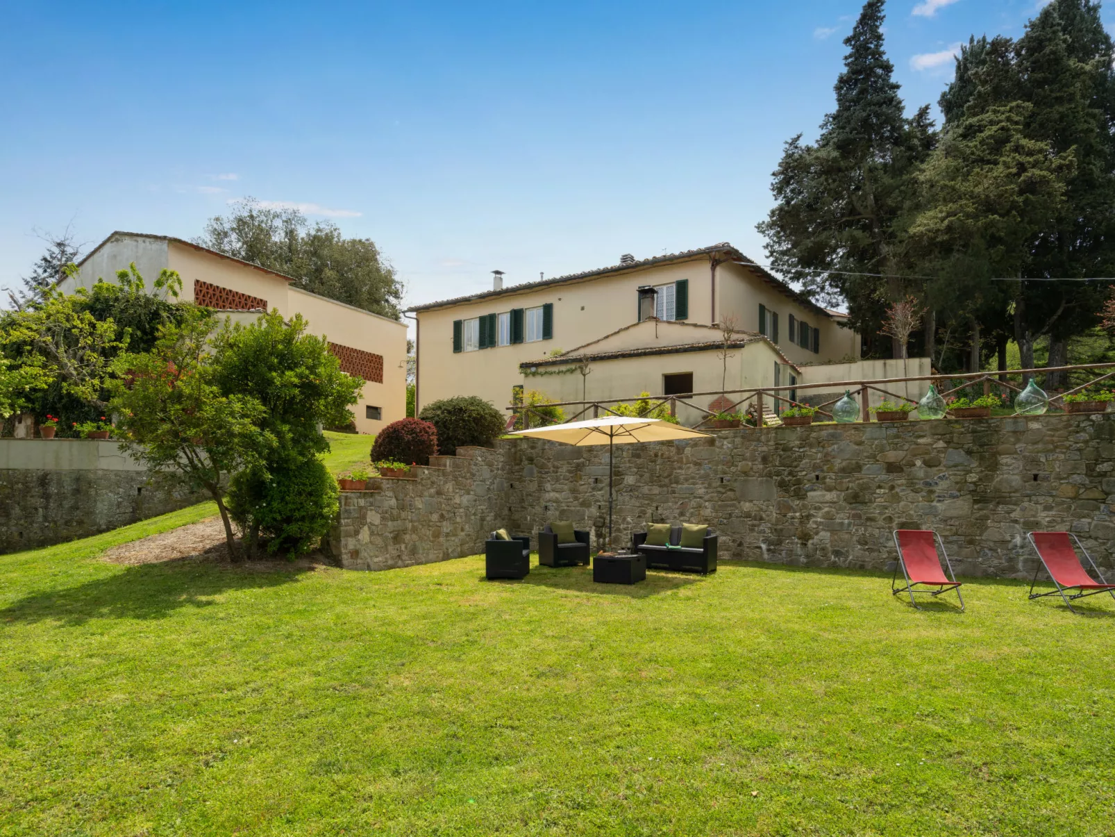 Borgo Castagnoli-Outside