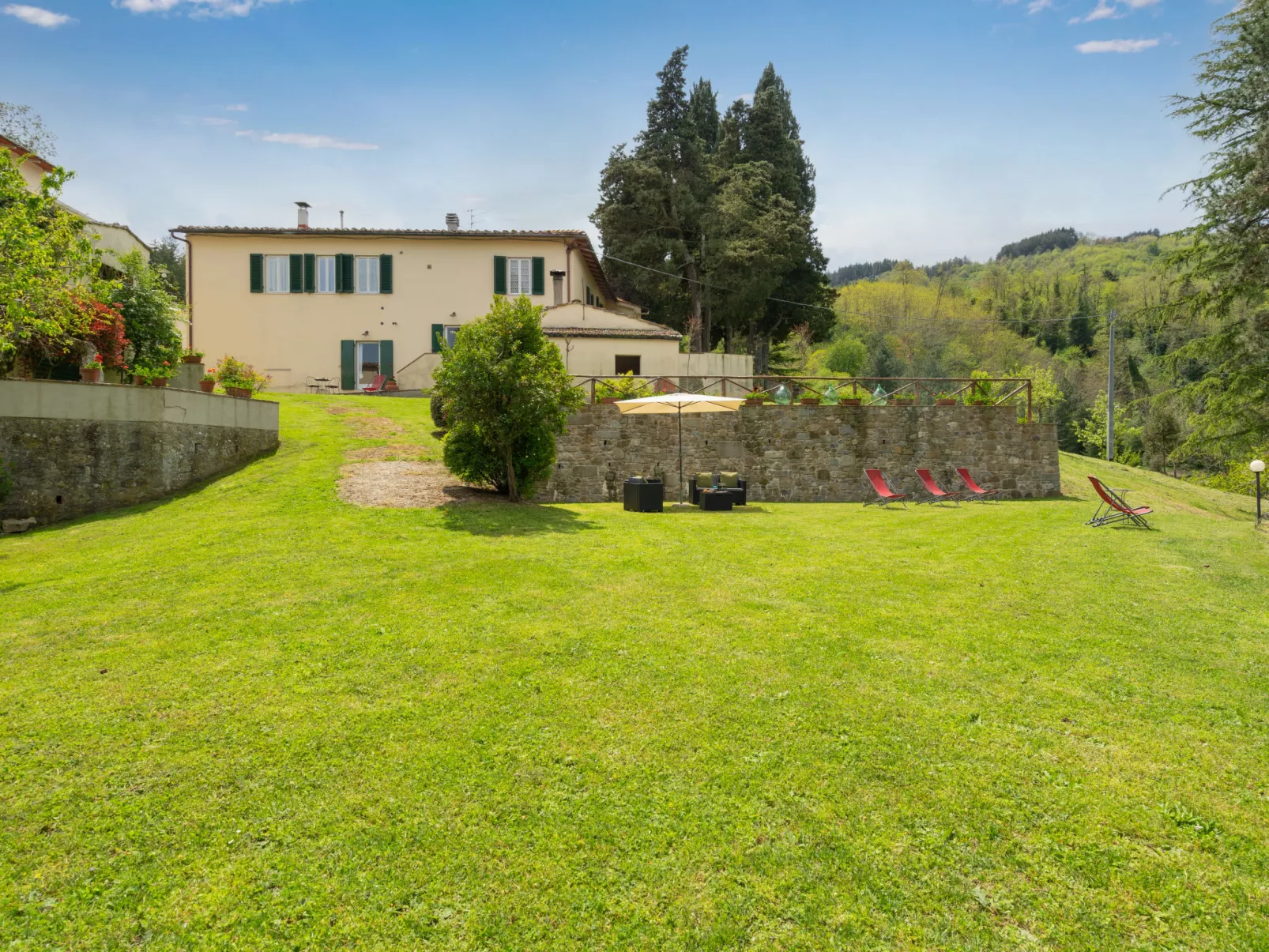Borgo Castagnoli-Outside