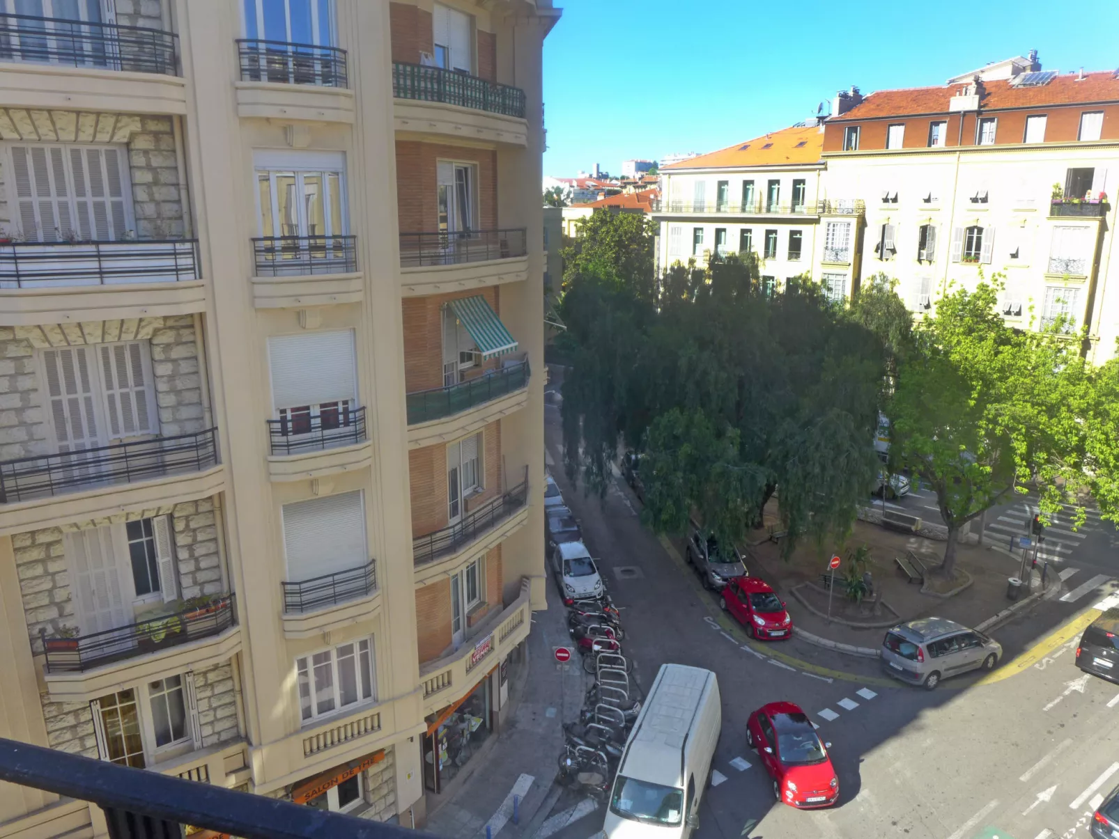 Le Rossini-Outside