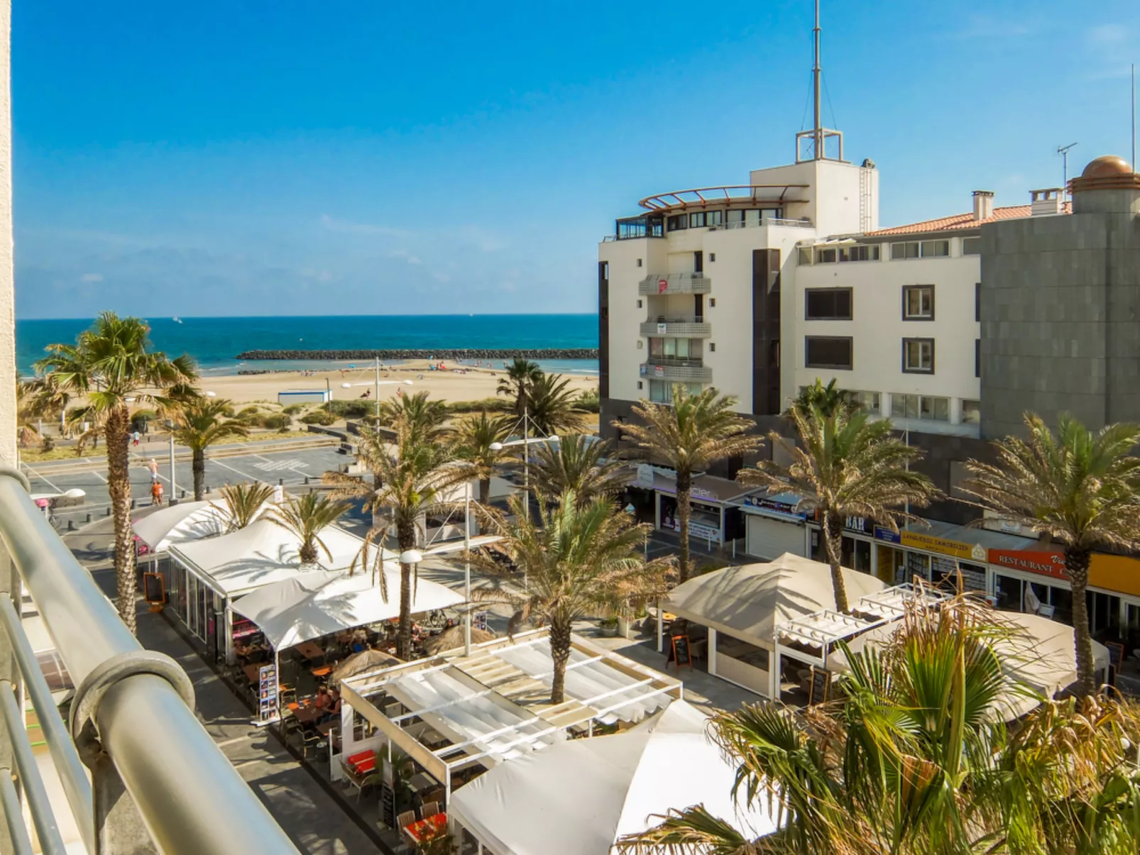La Palme d'Or-Outside