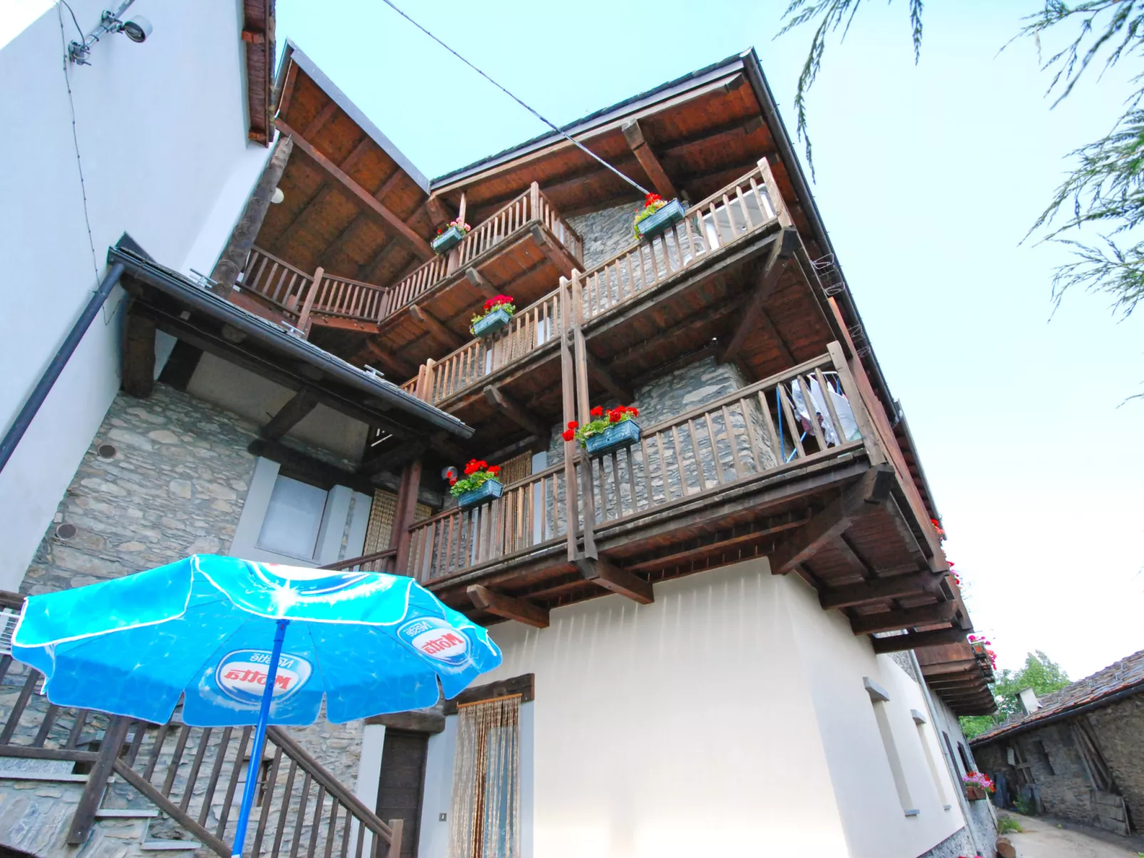 Grand Sarriod-Outside