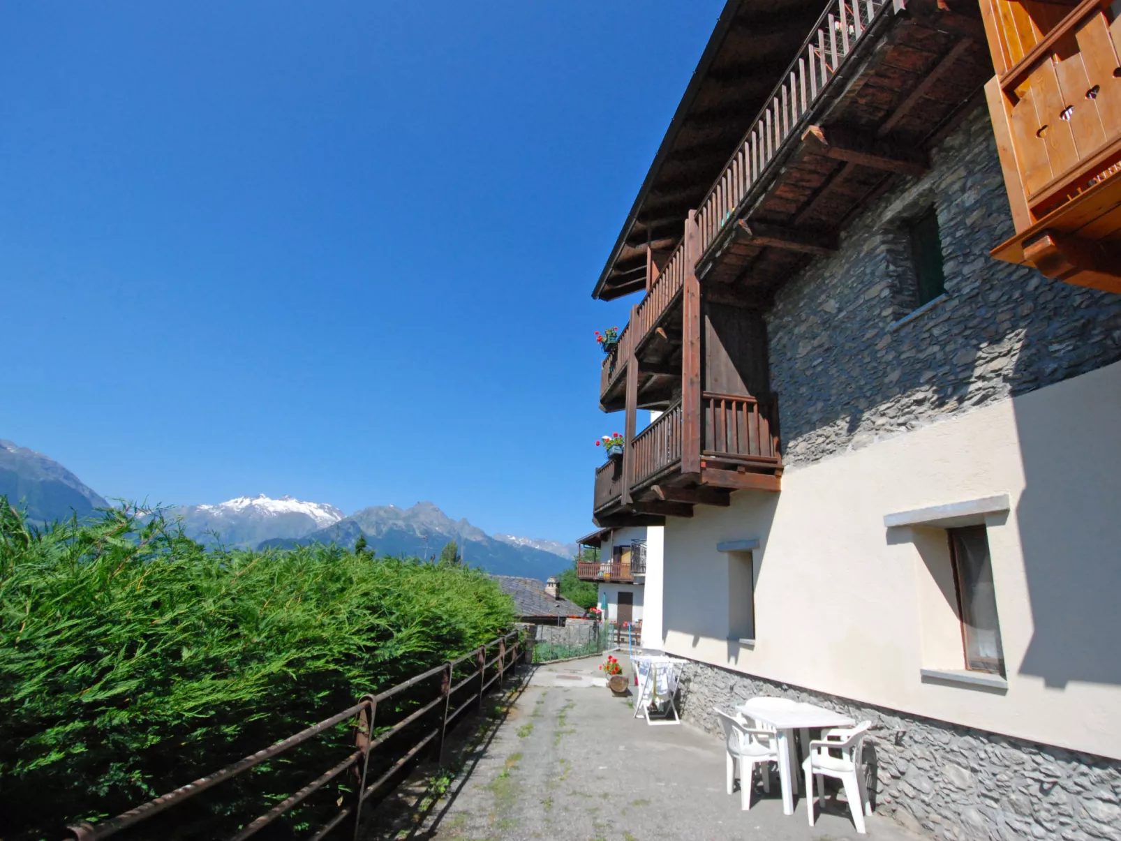 Grand Sarriod-Outside
