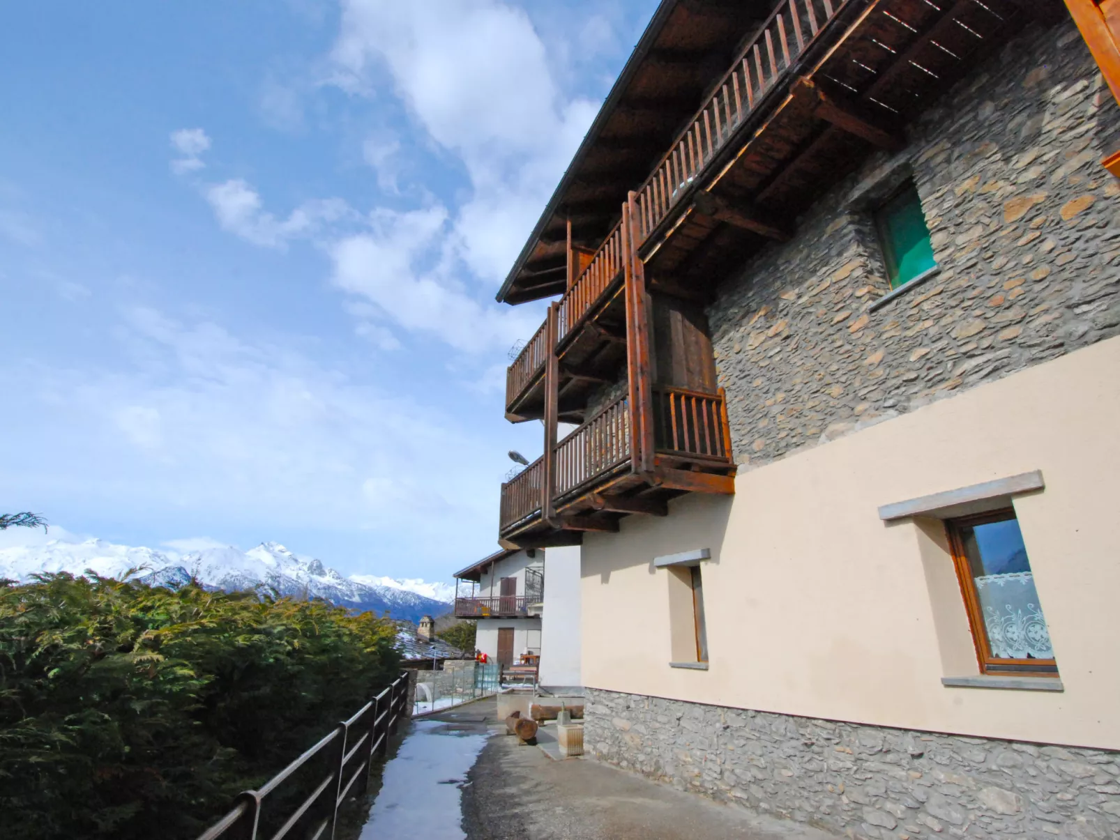Grand Sarriod-Outside