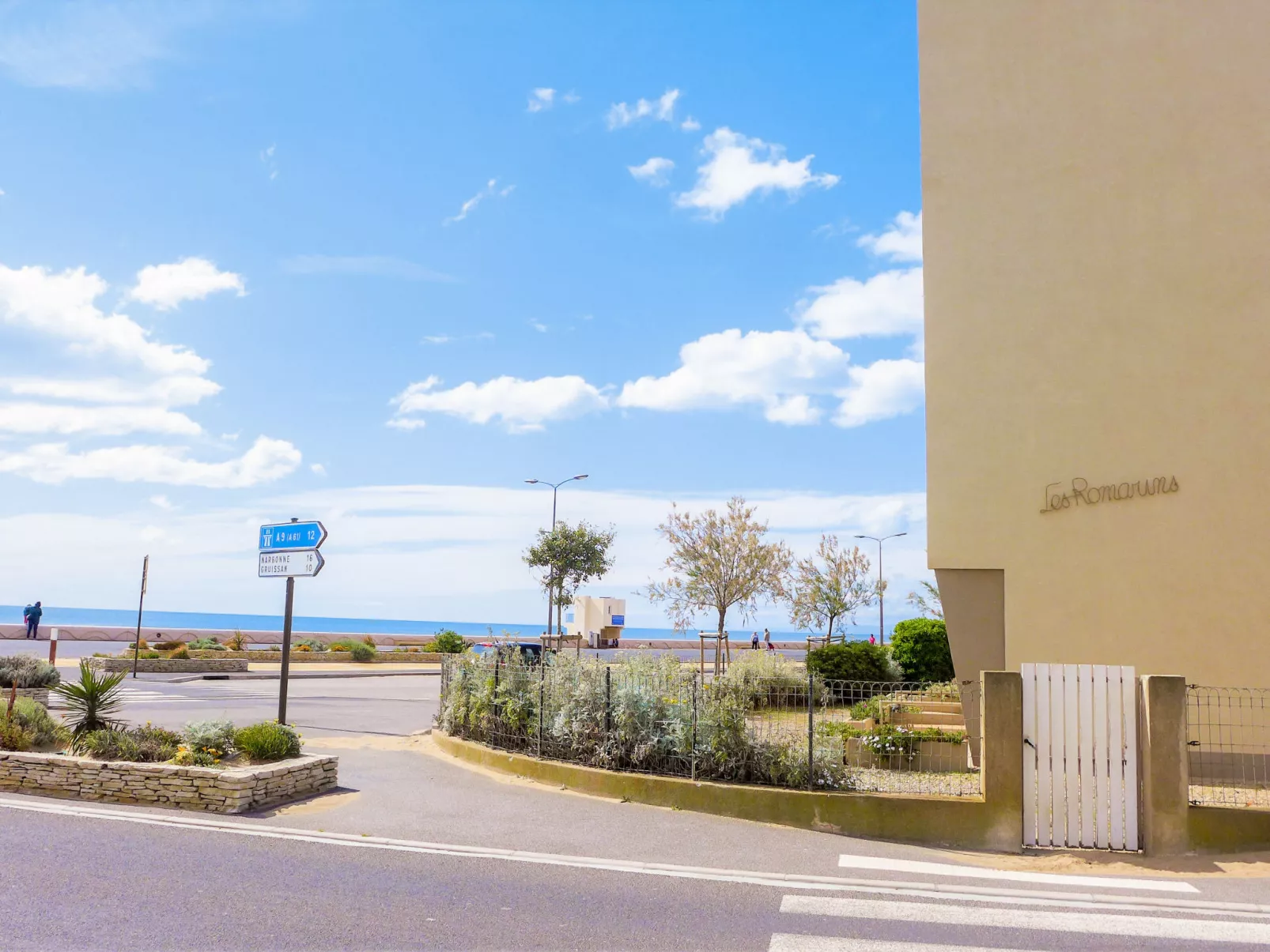 Les Romarins-Outside