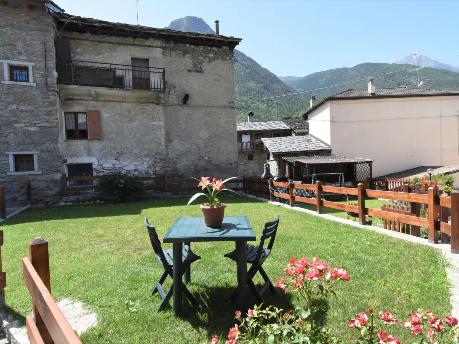 Les Cors-Outside