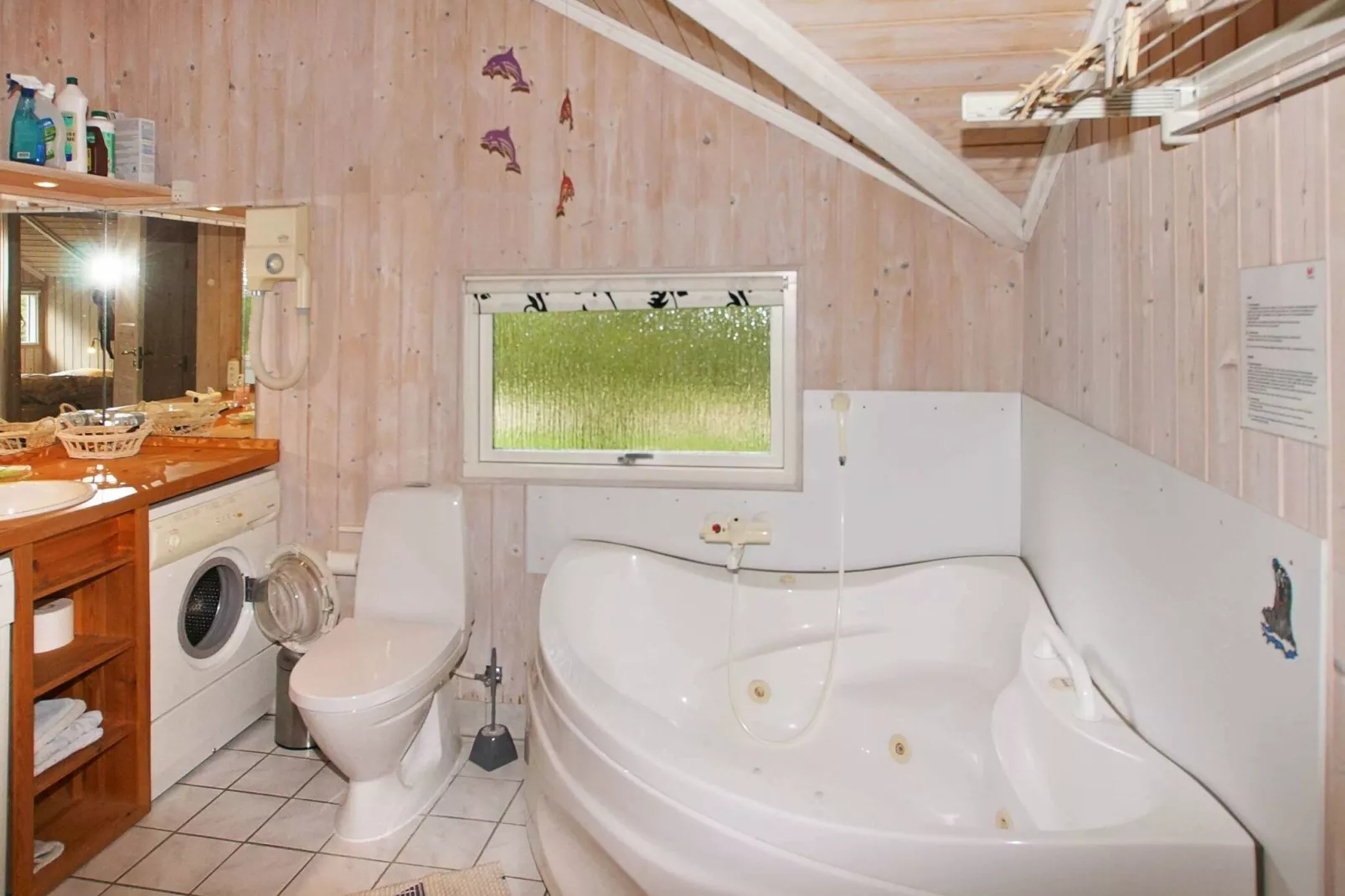 Whirlpool-Huttenoase-By Traum-Wellnessbereich