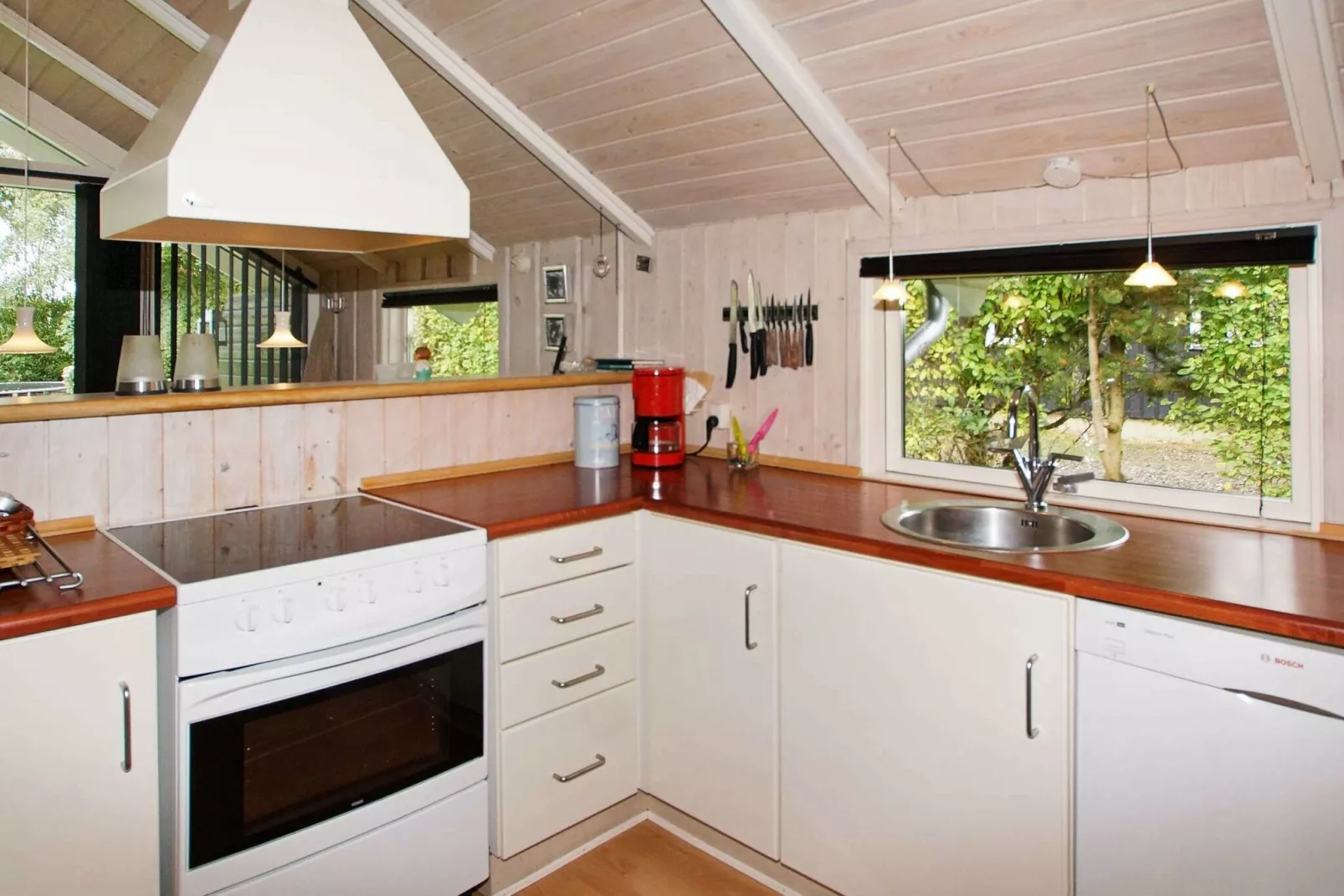 Whirlpool Cottage Oasis-By Traum