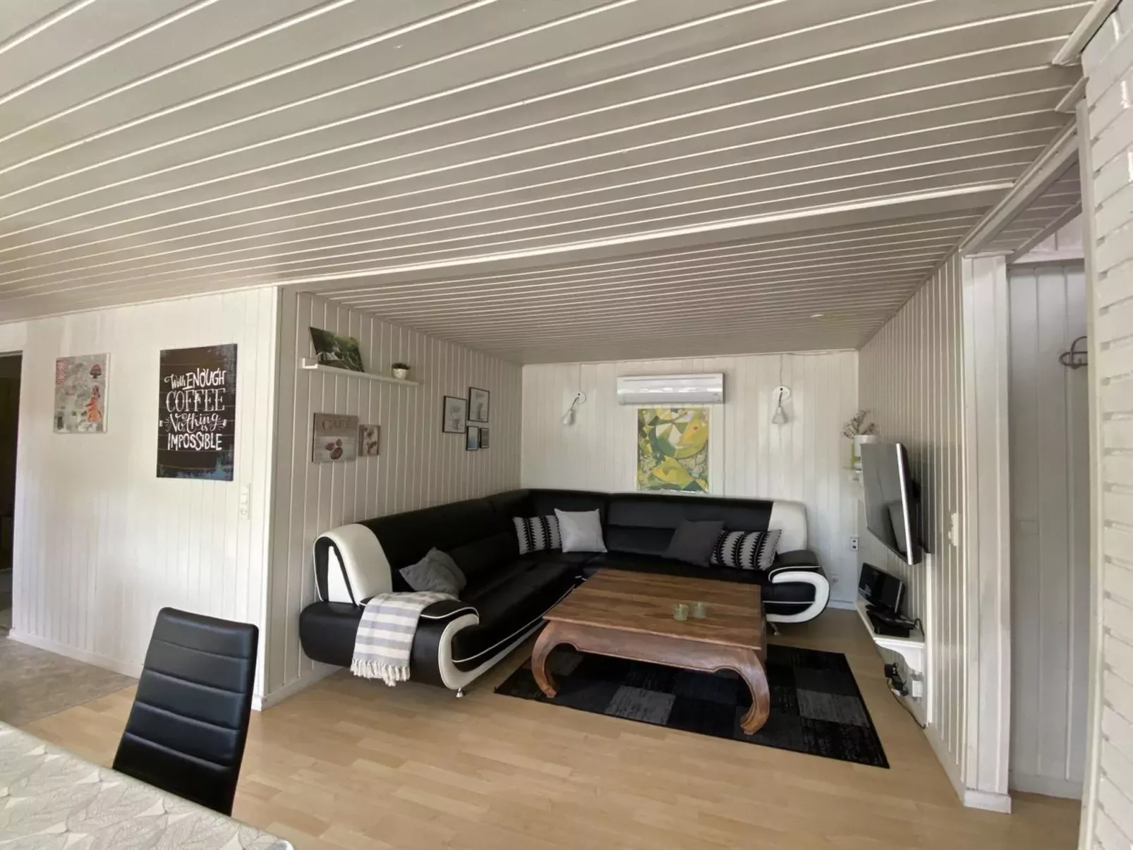 "Hallveig" - 1.1km from the sea-Inside