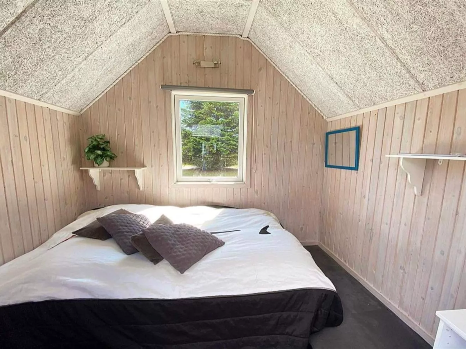 "Hallveig" - 1.1km from the sea-Inside