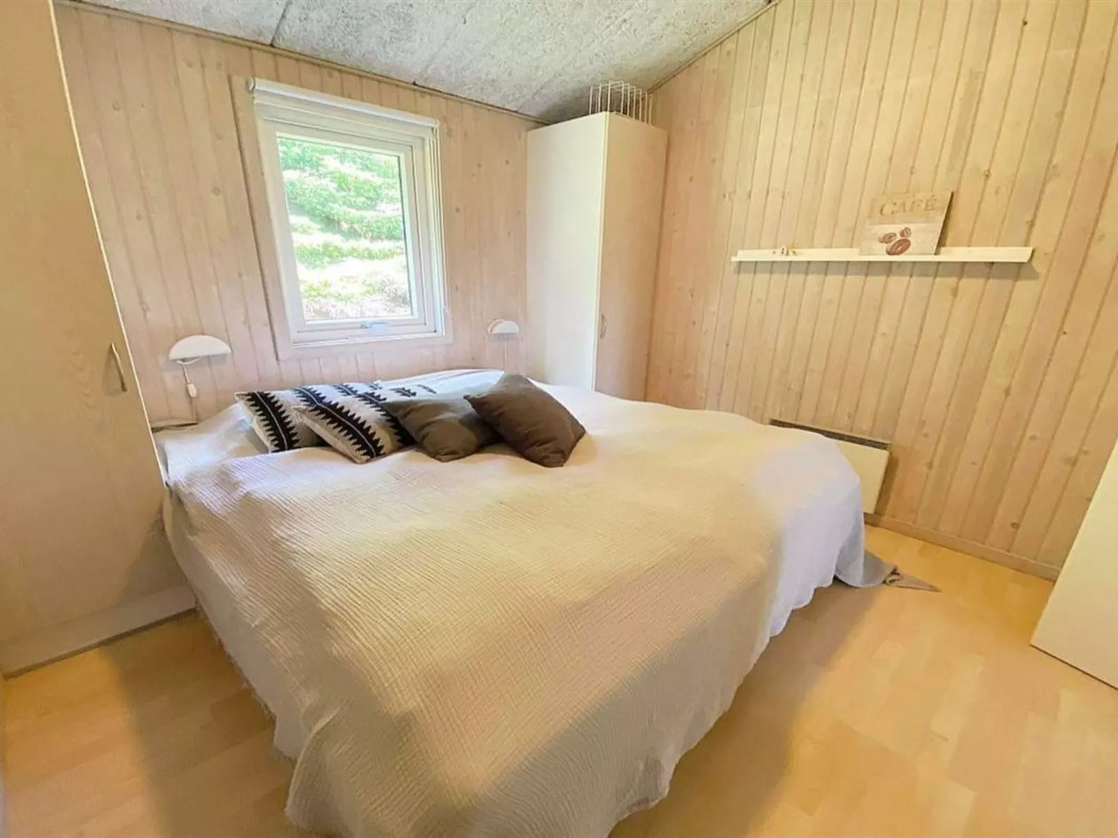 "Hallveig" - 1.1km from the sea-Inside