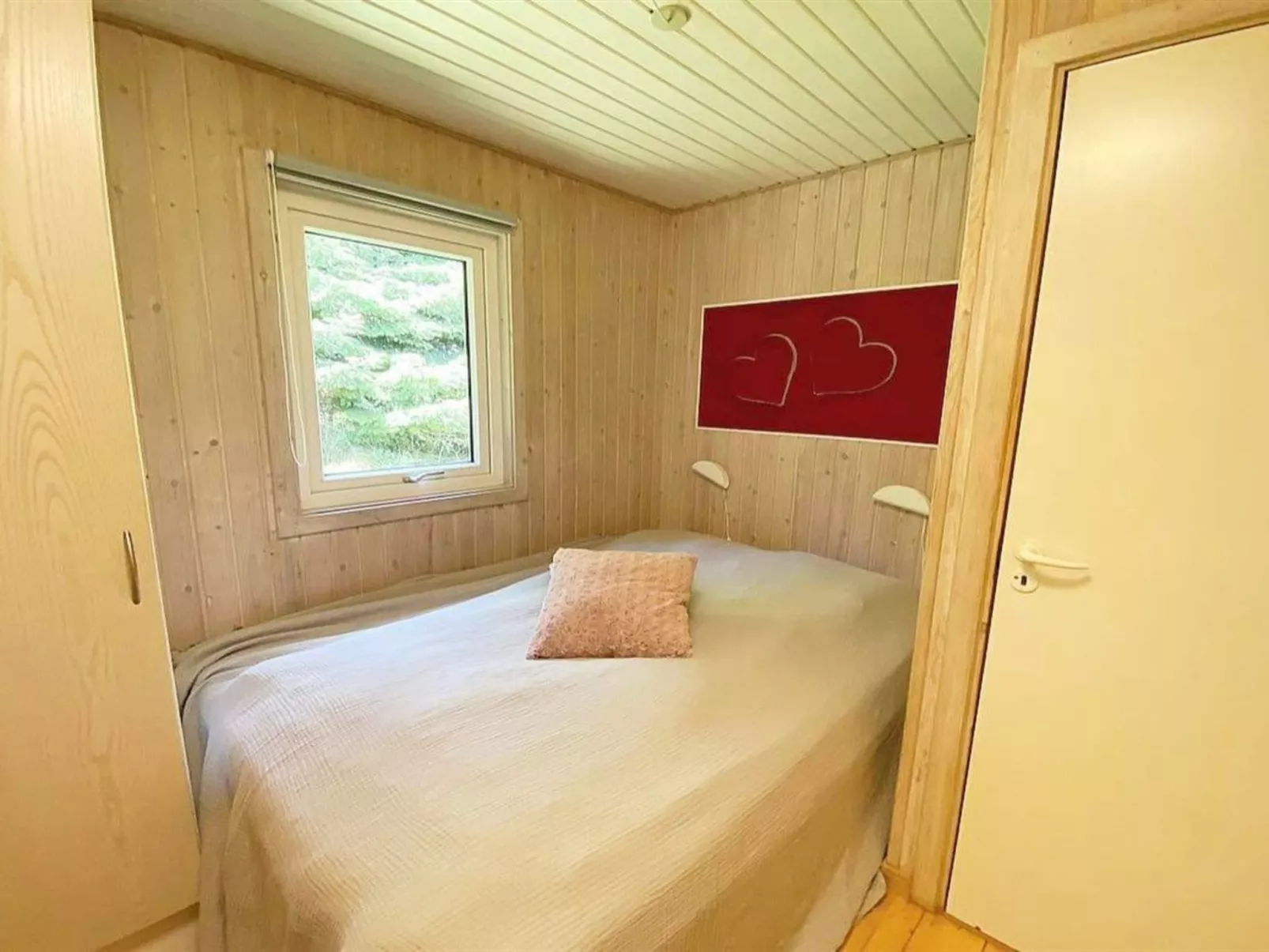 "Hallveig" - 1.1km from the sea-Inside