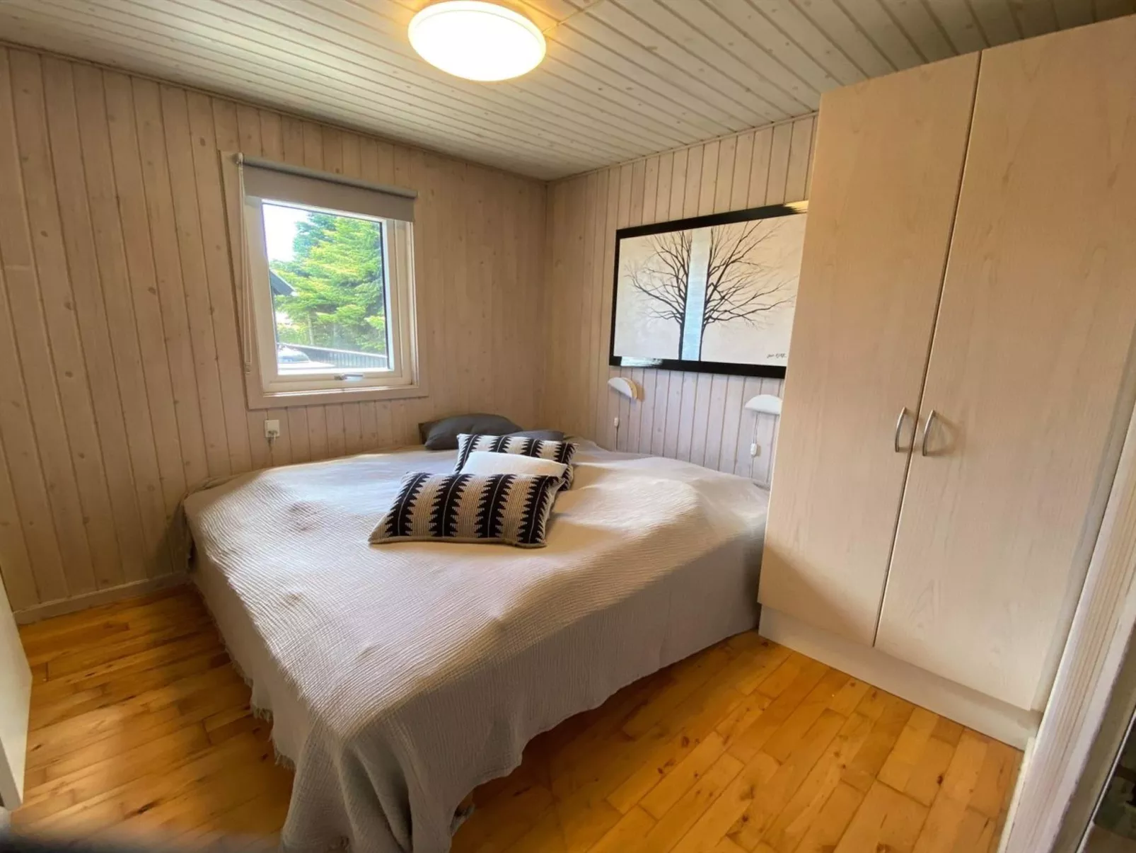"Hallveig" - 1.1km from the sea-Inside