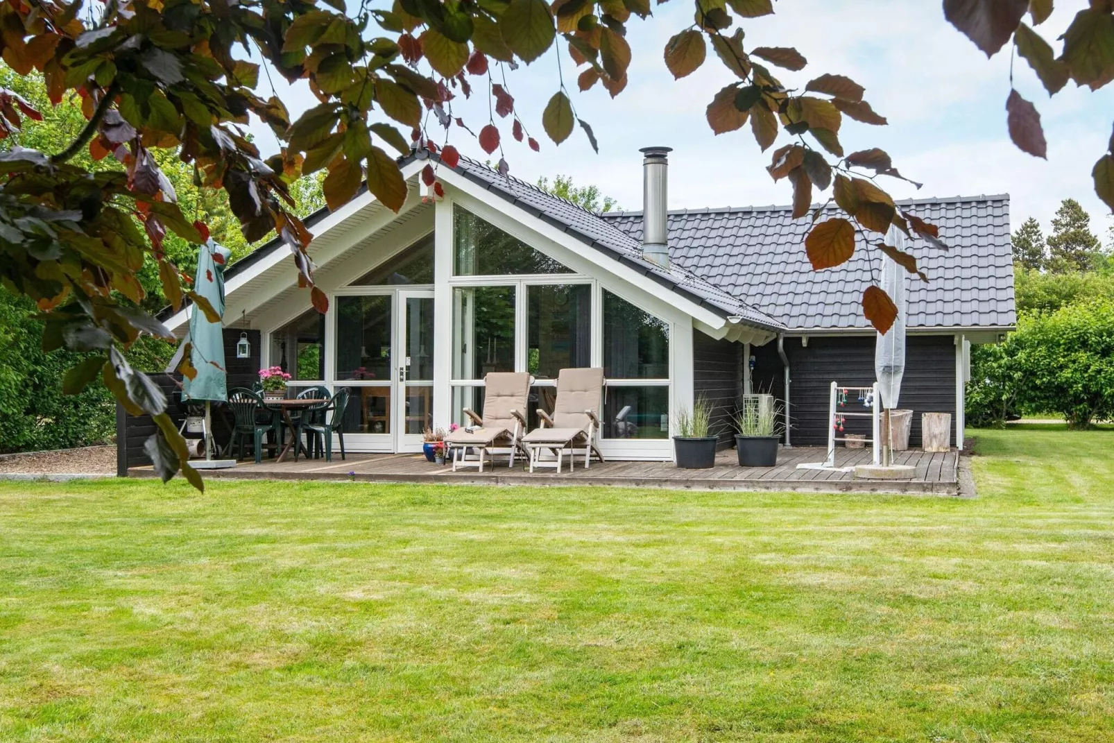 Whirlpool Cottage Oasis-By Traum