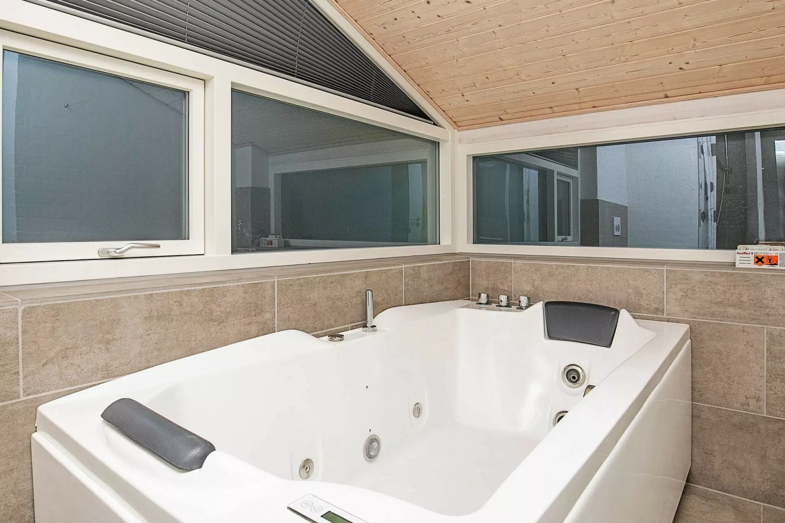 10 person holiday home in Løgstør-Spa
