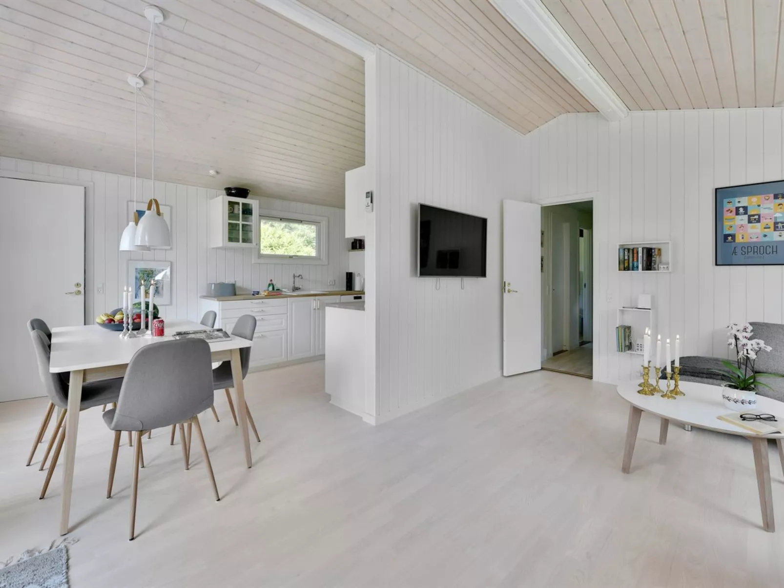 "Brune" - 30km from the sea-Inside