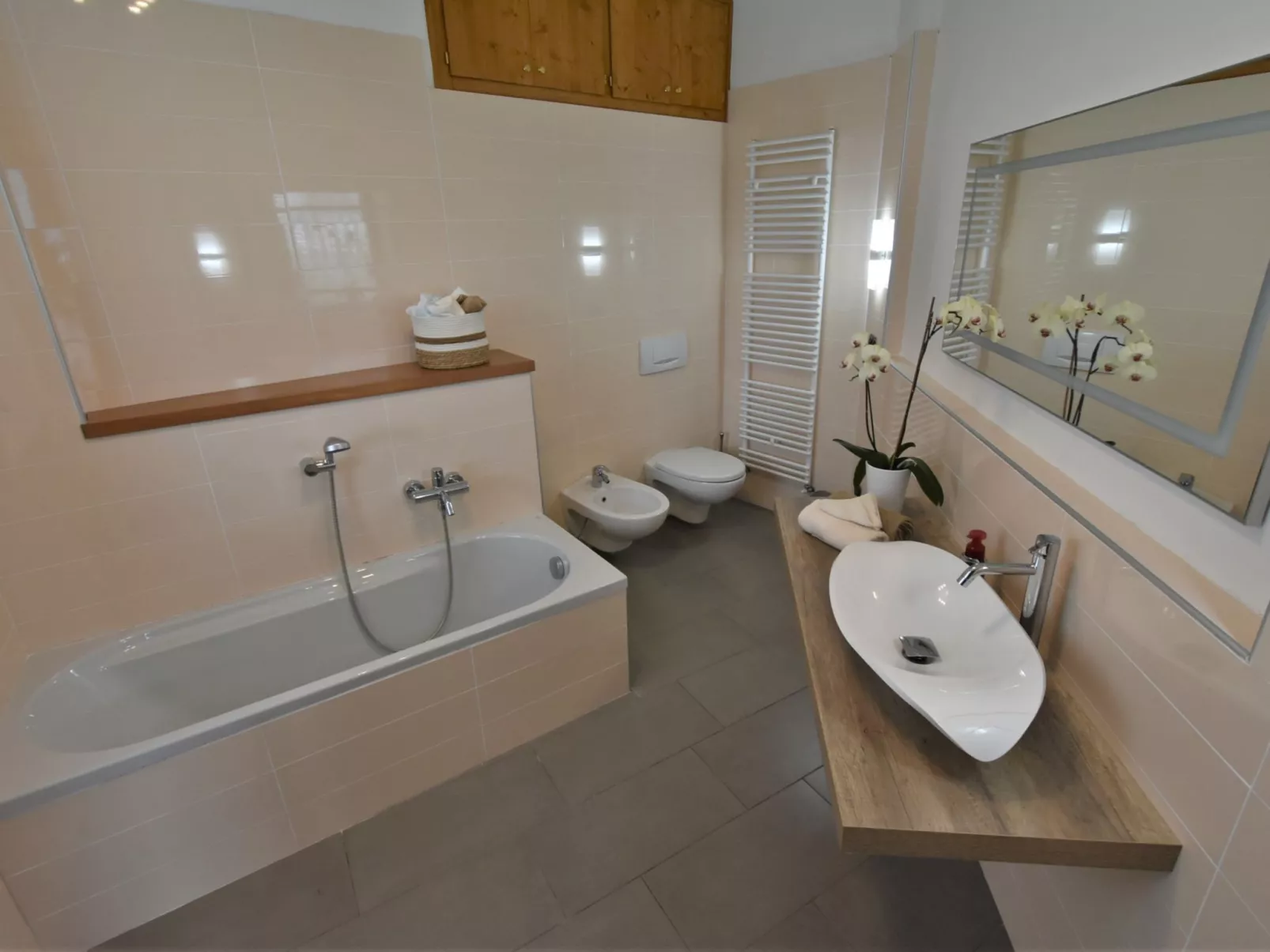 Valley View Pool Apartment-Inside
