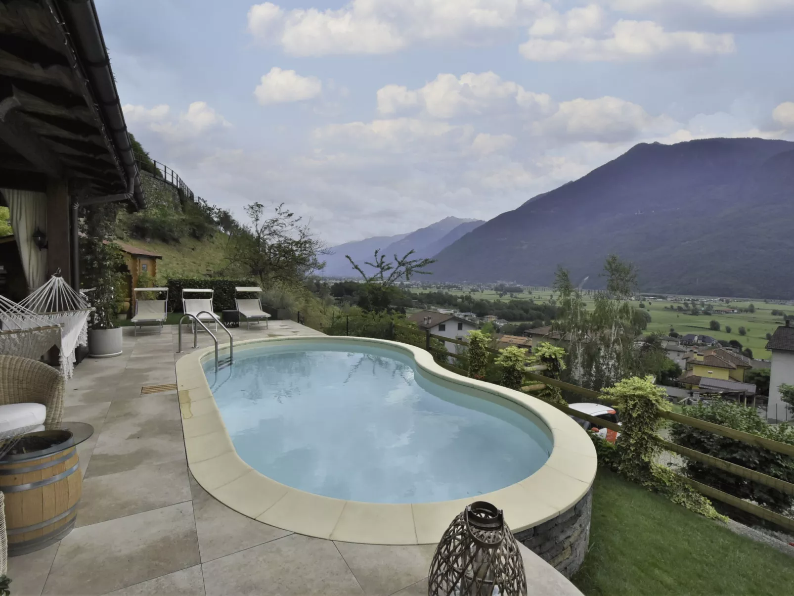 Valley View Pool Apartment-Outside