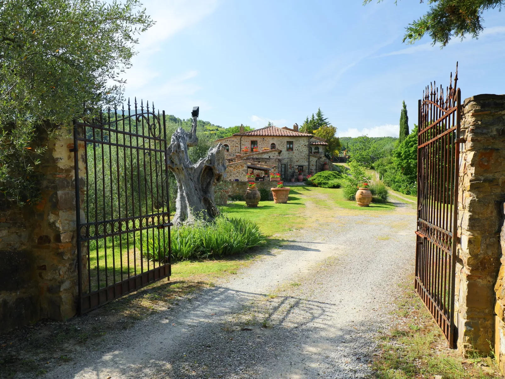Poggio Velluto-Outside