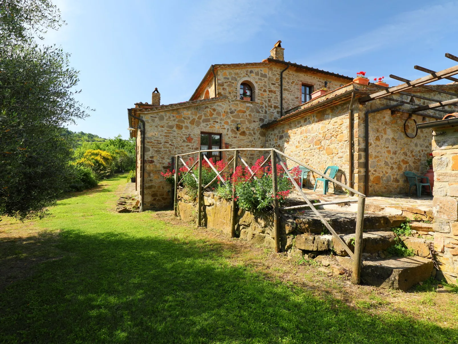 Poggio Velluto-Outside