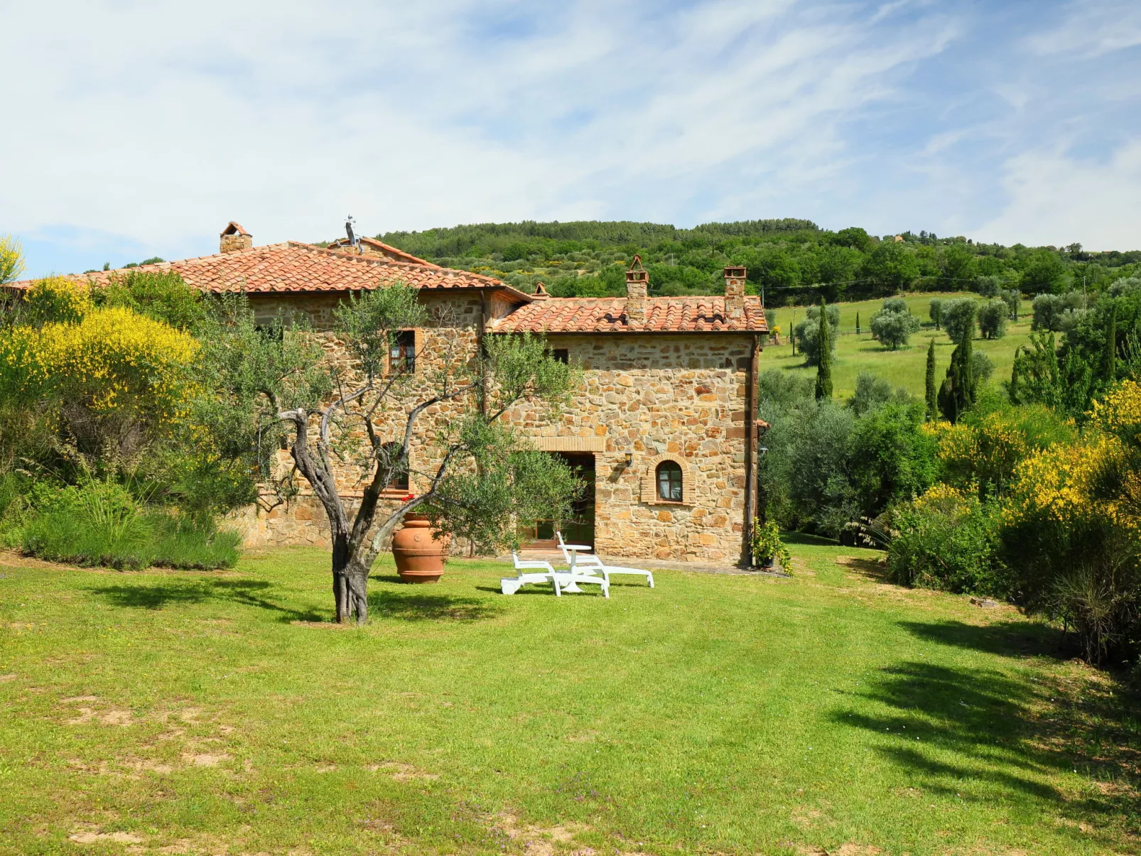 Poggio Velluto-Outside