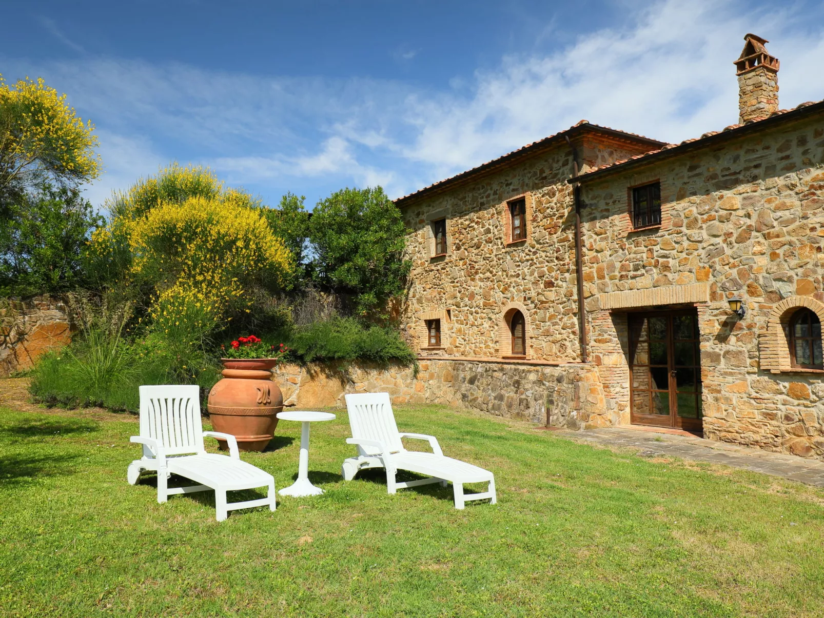 Poggio Velluto-Outside