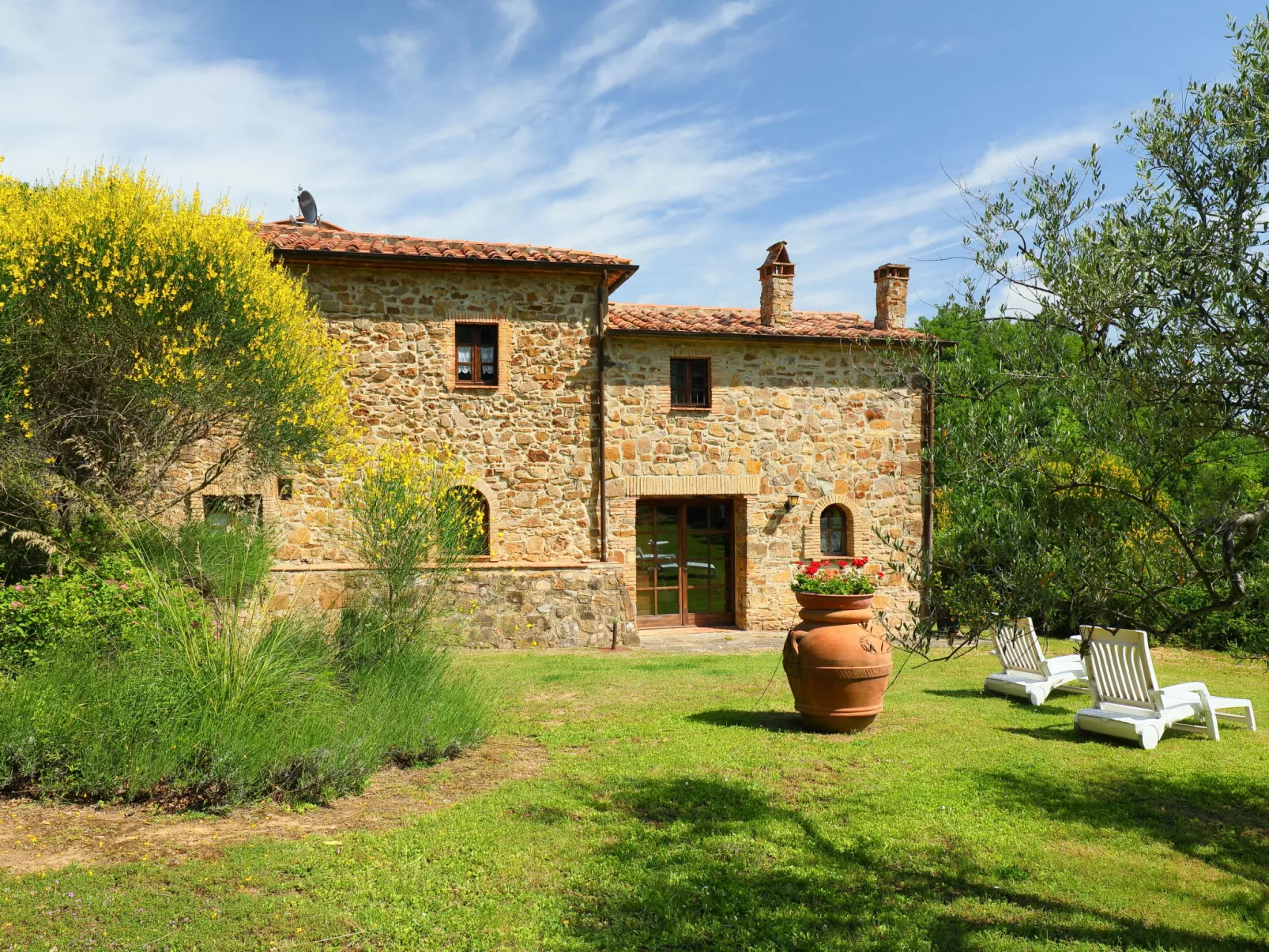 Poggio Velluto-Outside