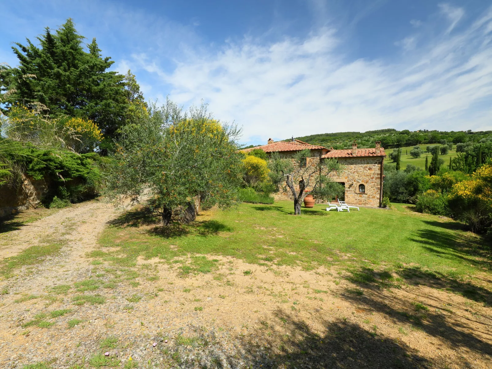 Poggio Velluto-Outside