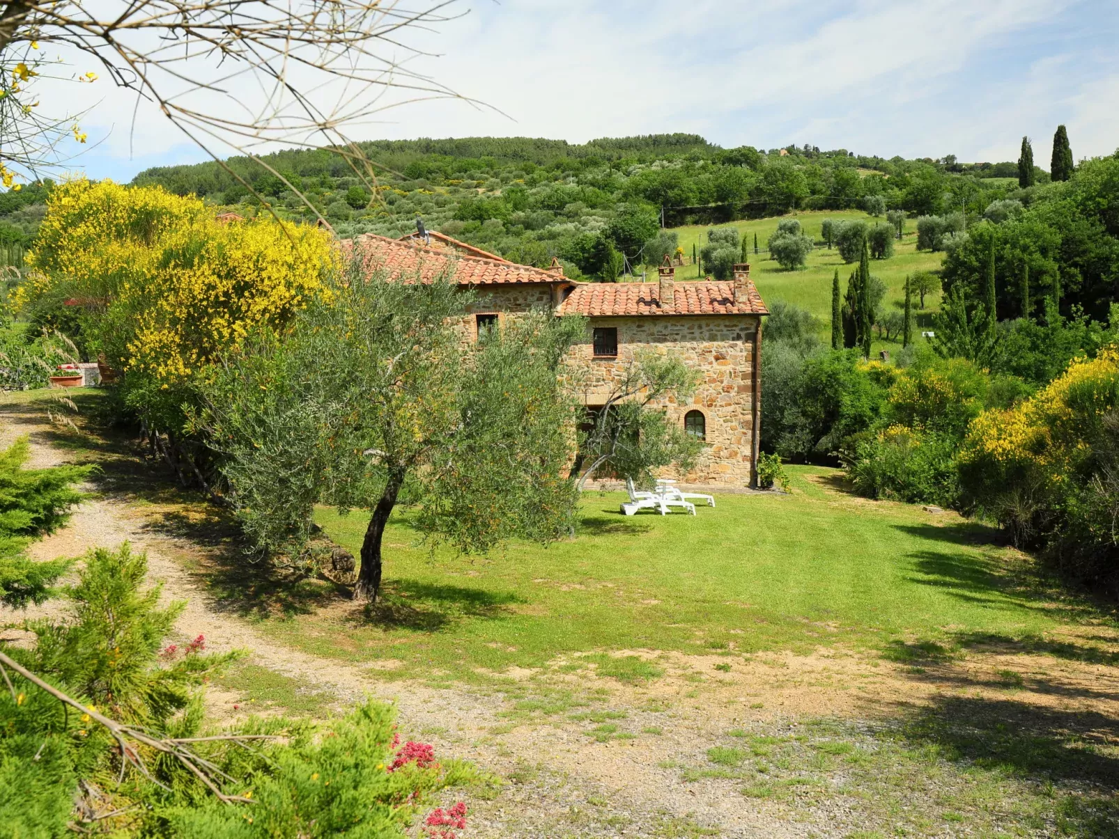 Poggio Velluto-Outside