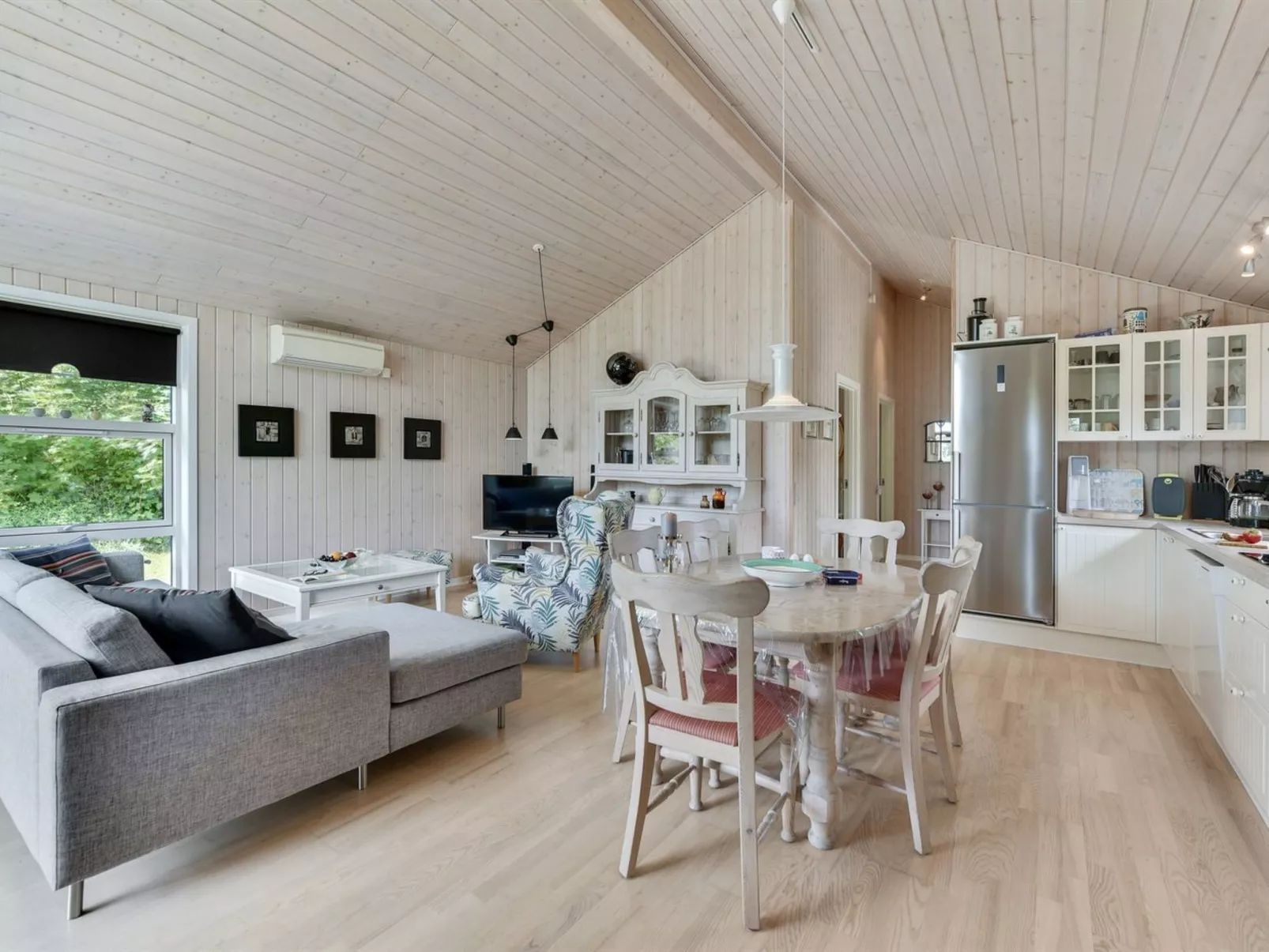 "Estrid" - 30km from the sea-Inside