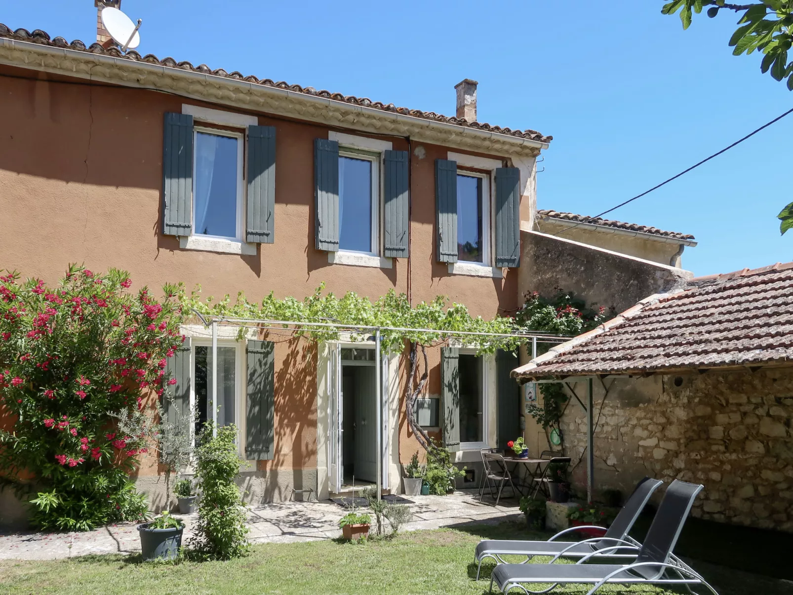 Bastide du 19ième-Outside