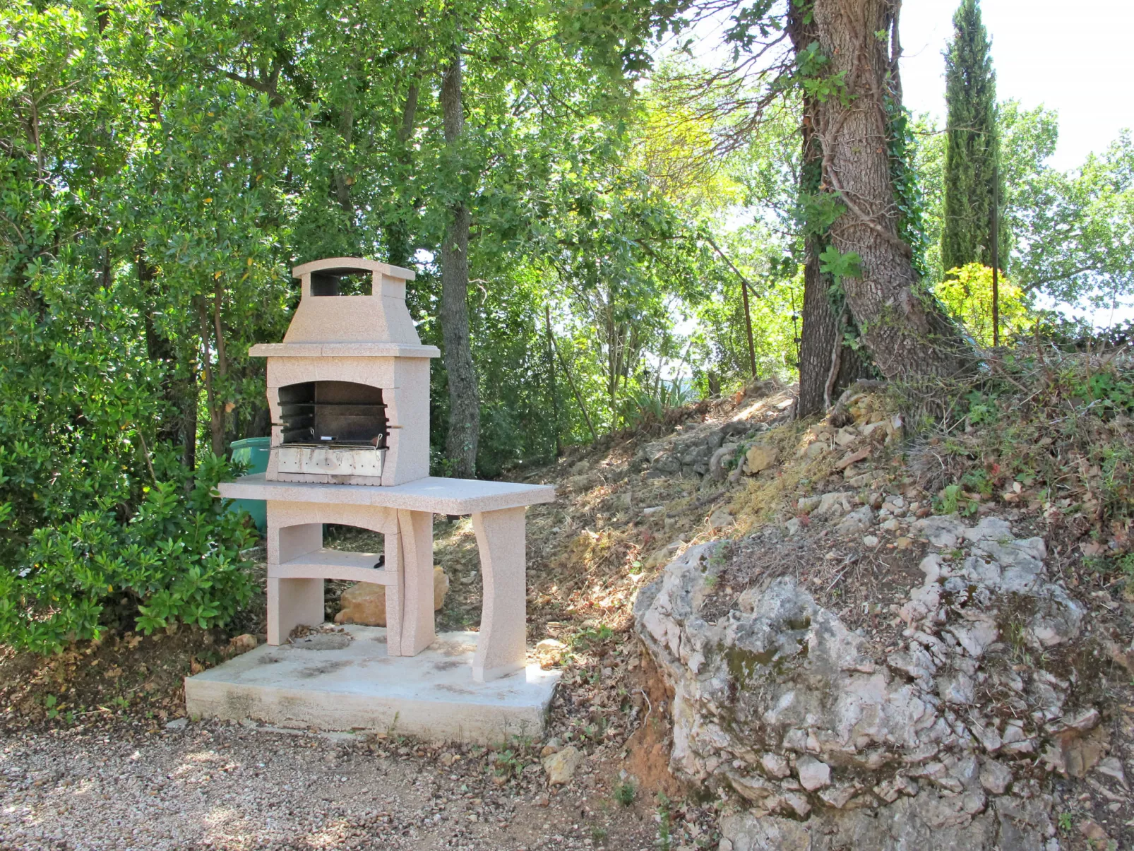L'Esquirou-Outside