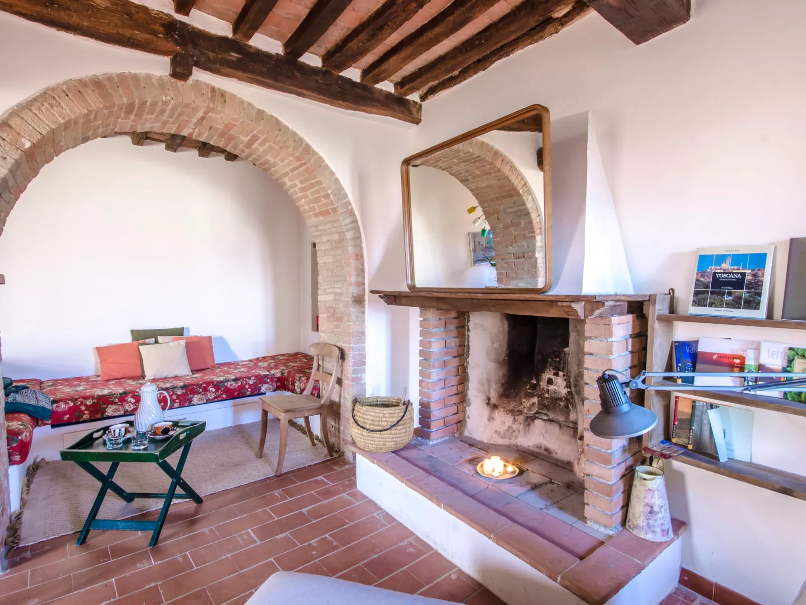 Borgo-Inside